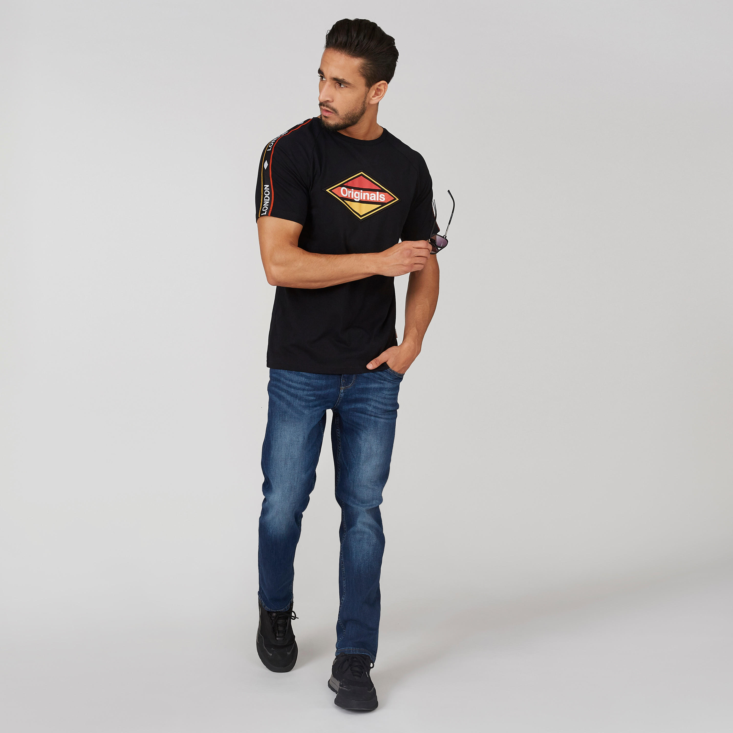 تيشيرت بياقة ضيقة وأكمام قصيرة وطبعات-men-clothing-tshirtsandpolos-tshirts-image-5