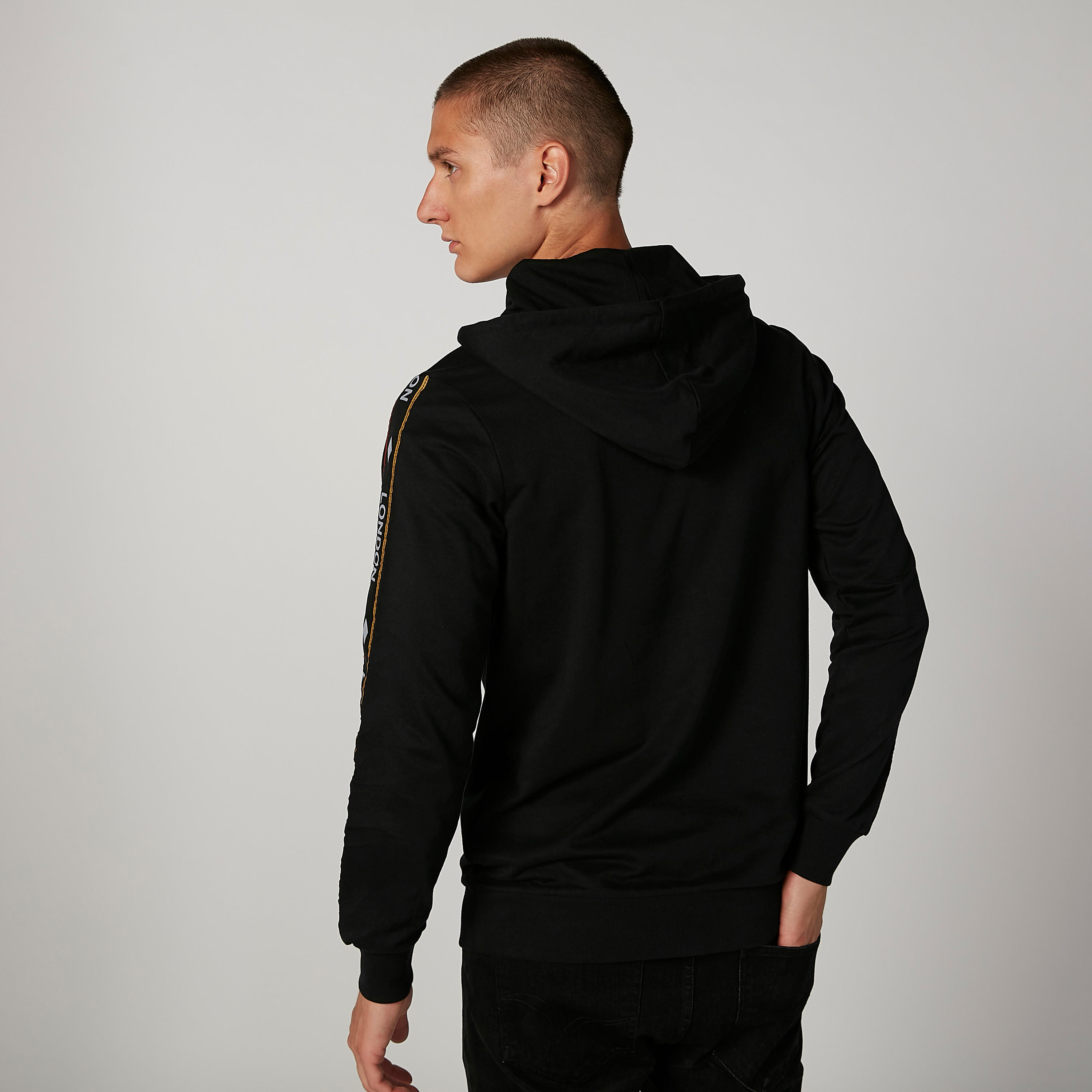 سويت شيرت بقبعة وأكمام طويلة وطبعات-men-winterwear-hoodiesandsweatshirts-image-2