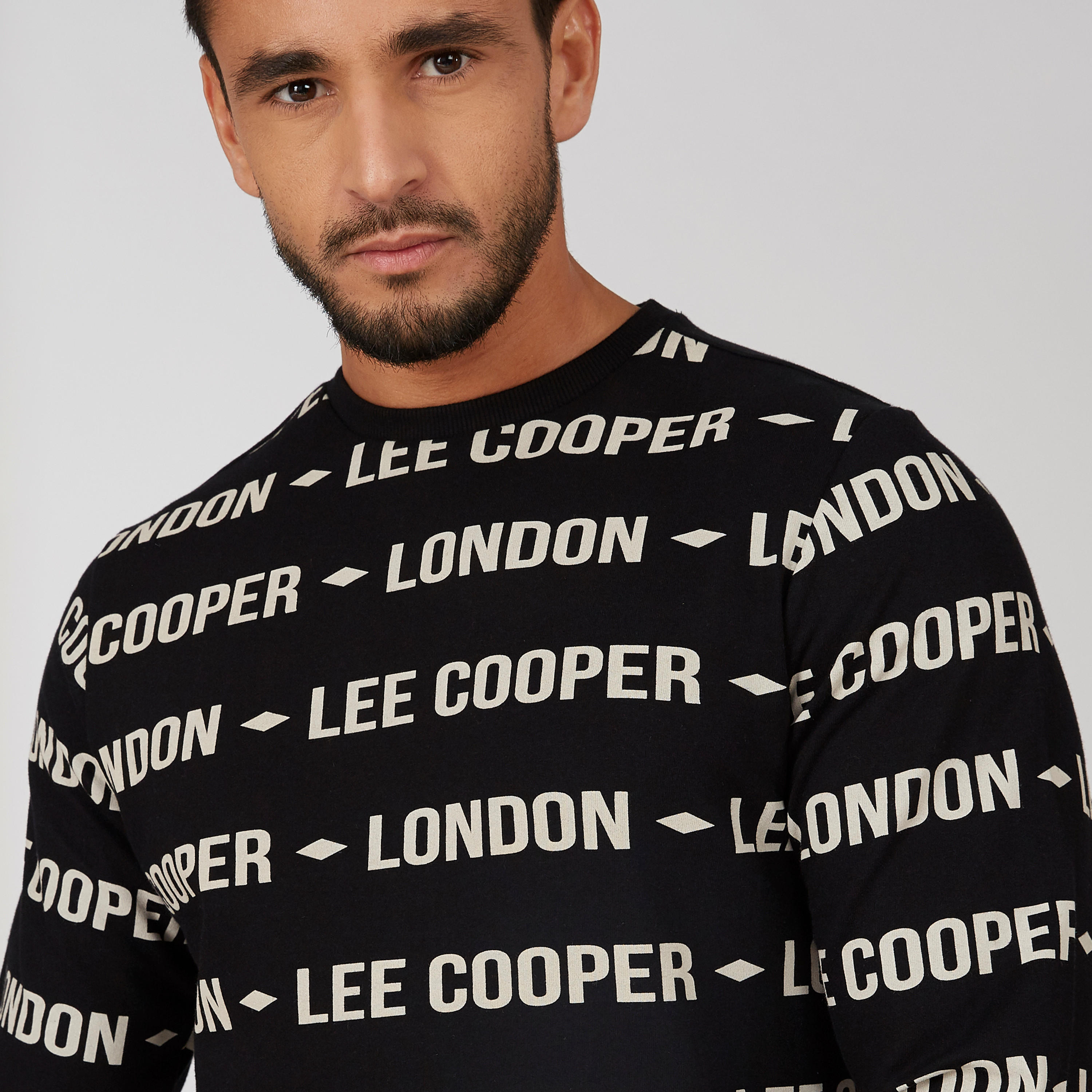 سويت شيرت بياقة ضيّقة وأكمام طويلة وطبعات-men-winterwear-hoodiesandsweatshirts-image-5