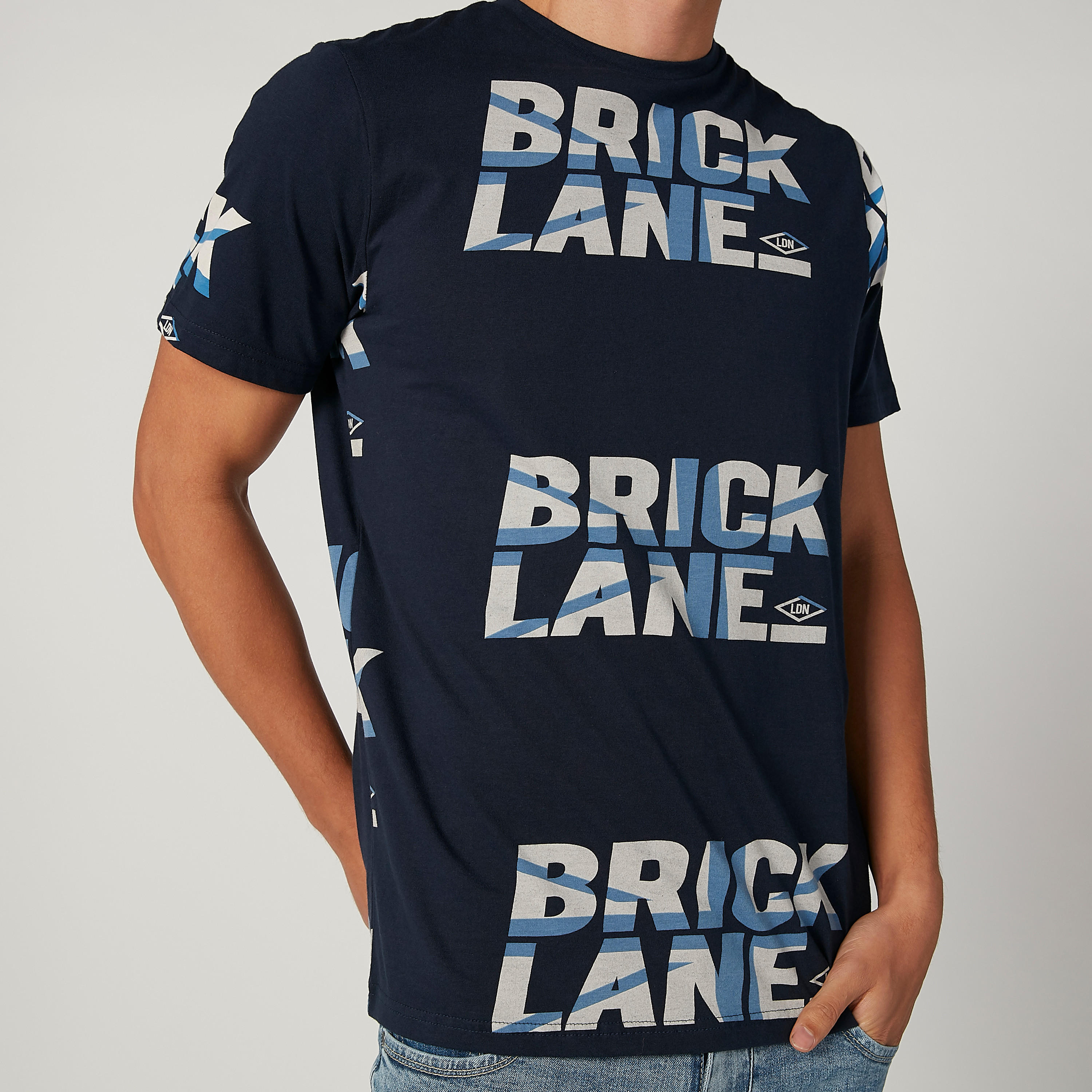 تيشيرت مستدام بياقة مستديرة وأكمام قصيرة وطبعات -men-clothing-tshirtsandpolos-tshirts-image-3