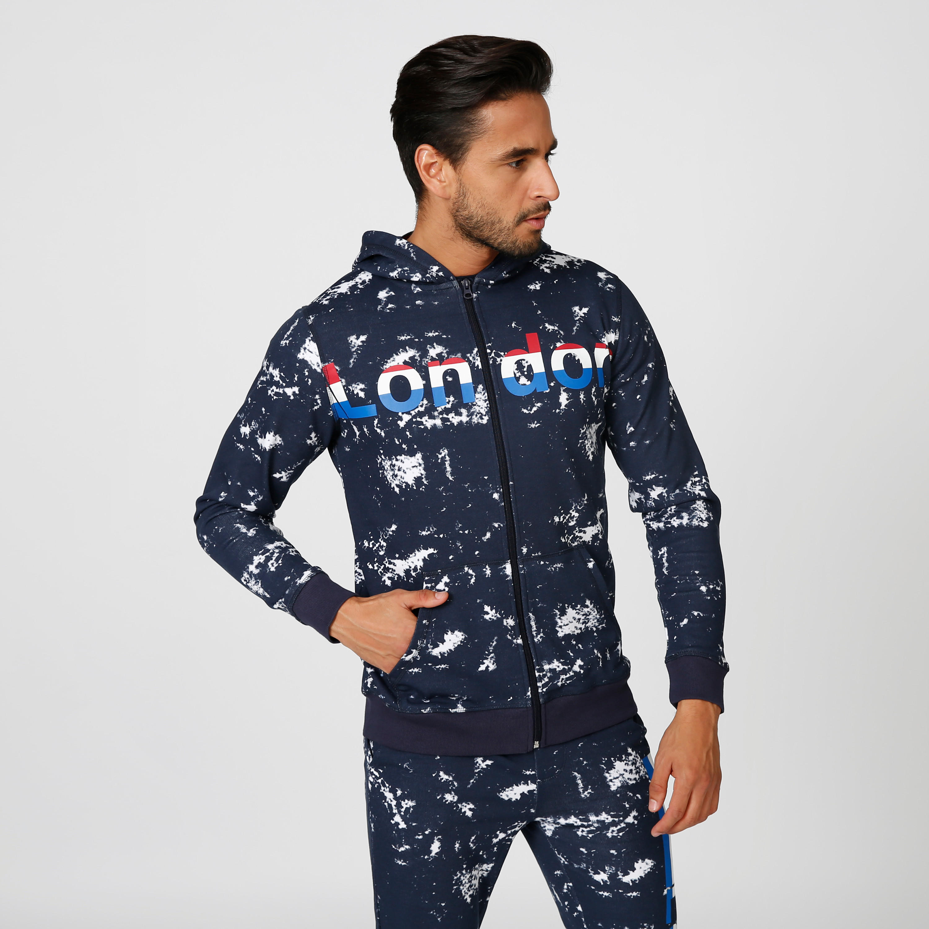 هودي بأكمام طويلة وجيوب وطبعات-men-winterwear-hoodiesandsweatshirts-image-3