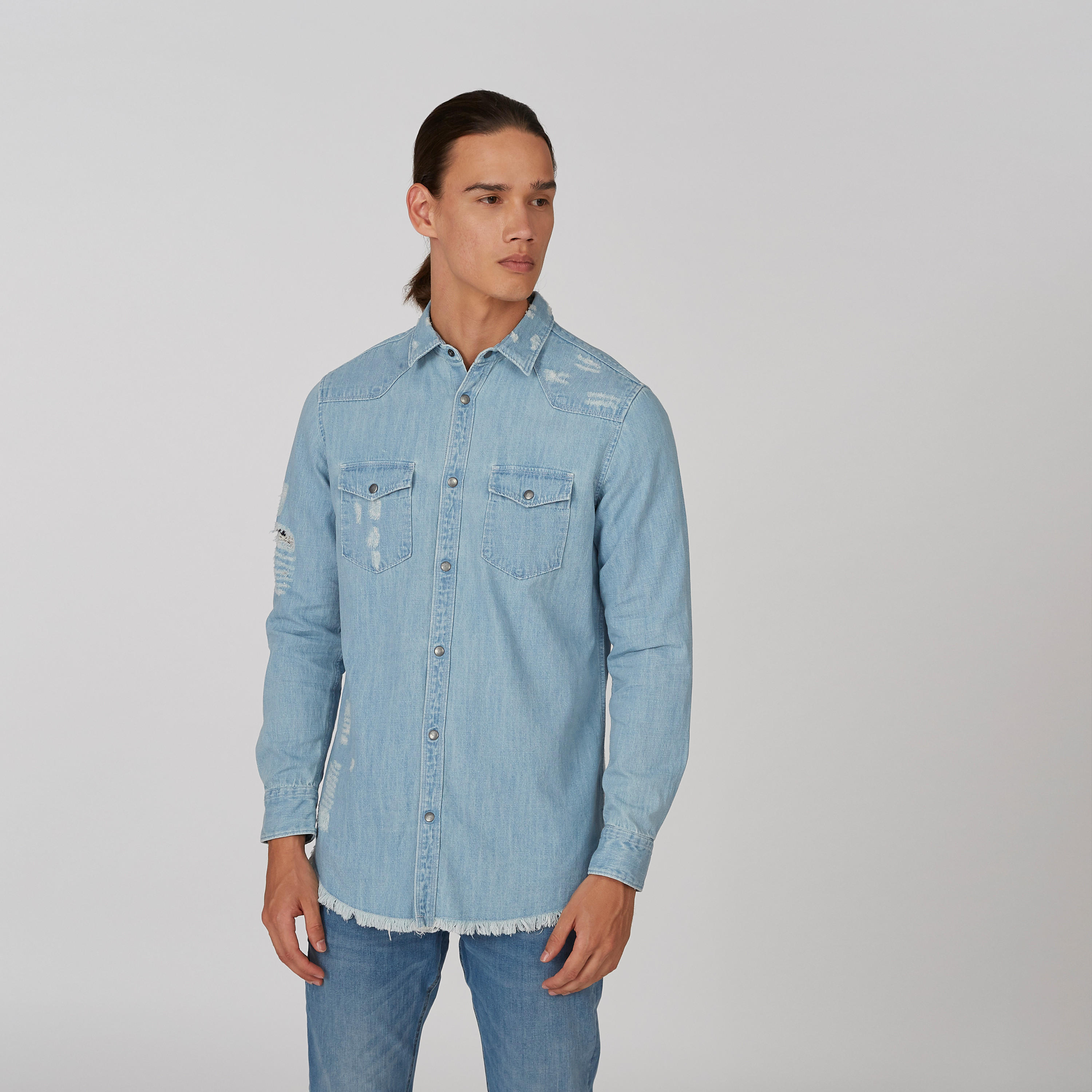 قميص جينز سليم بجيوب بطيّة وحوّاف مهدّبة-men-clothing-shirts-image-1