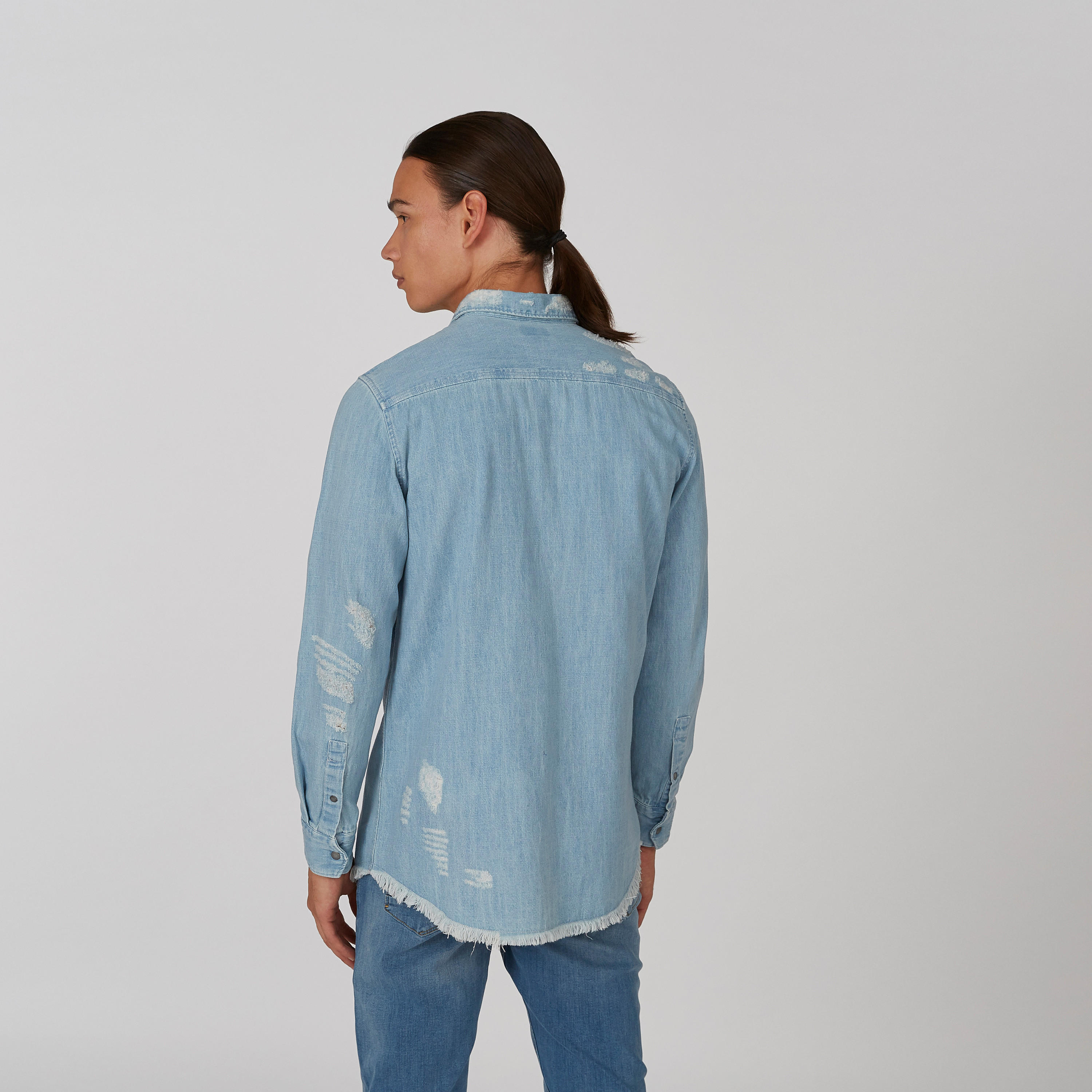 قميص جينز سليم بجيوب بطيّة وحوّاف مهدّبة-men-clothing-shirts-image-2