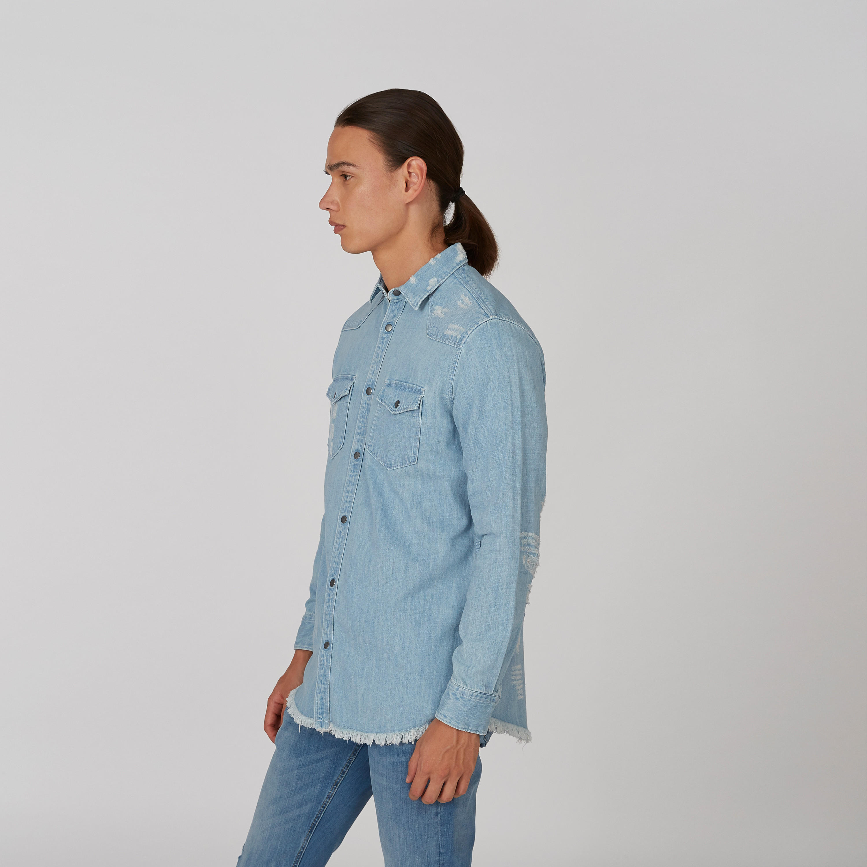 قميص جينز سليم بجيوب بطيّة وحوّاف مهدّبة-men-clothing-shirts-image-3