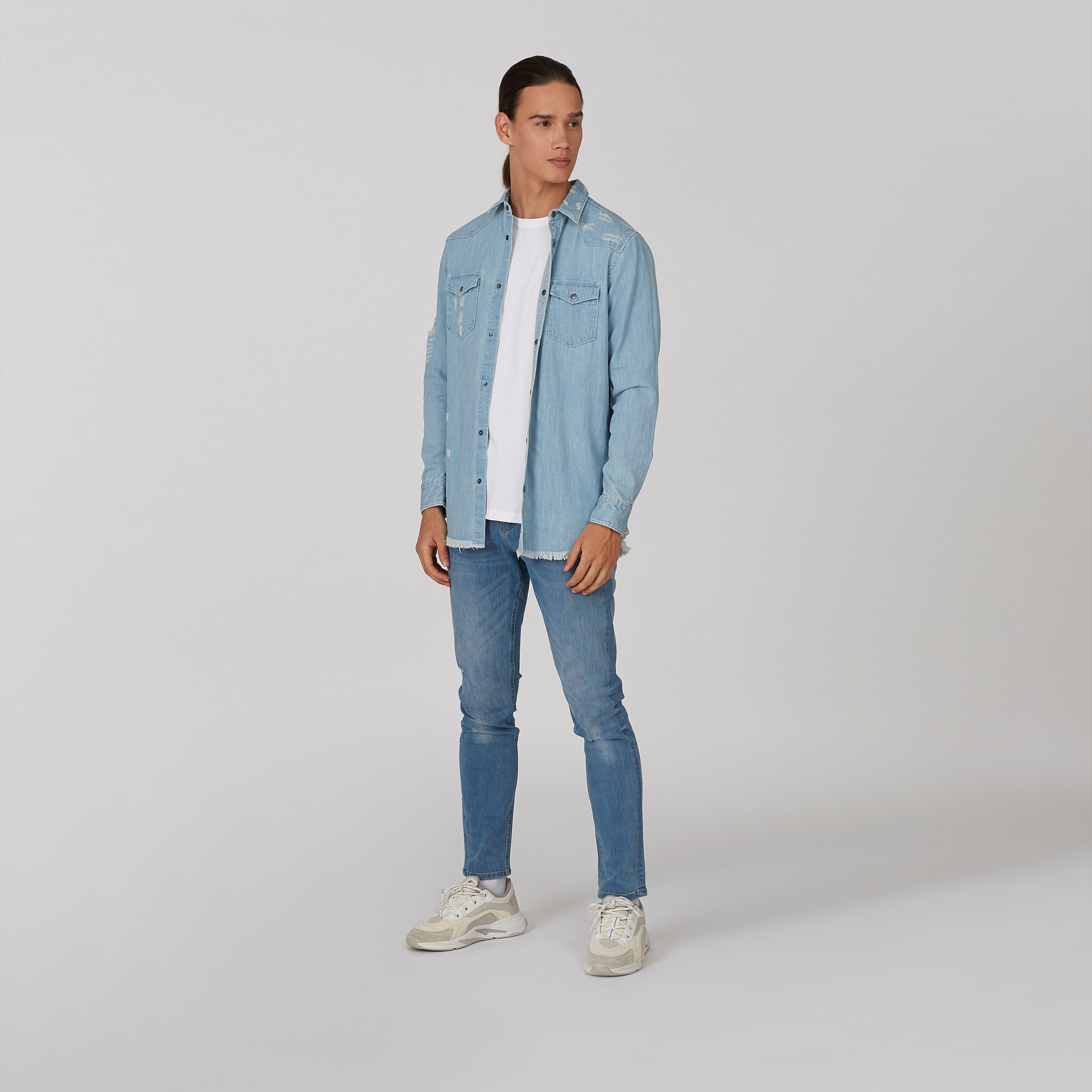 قميص جينز سليم بجيوب بطيّة وحوّاف مهدّبة-men-clothing-shirts-image-4