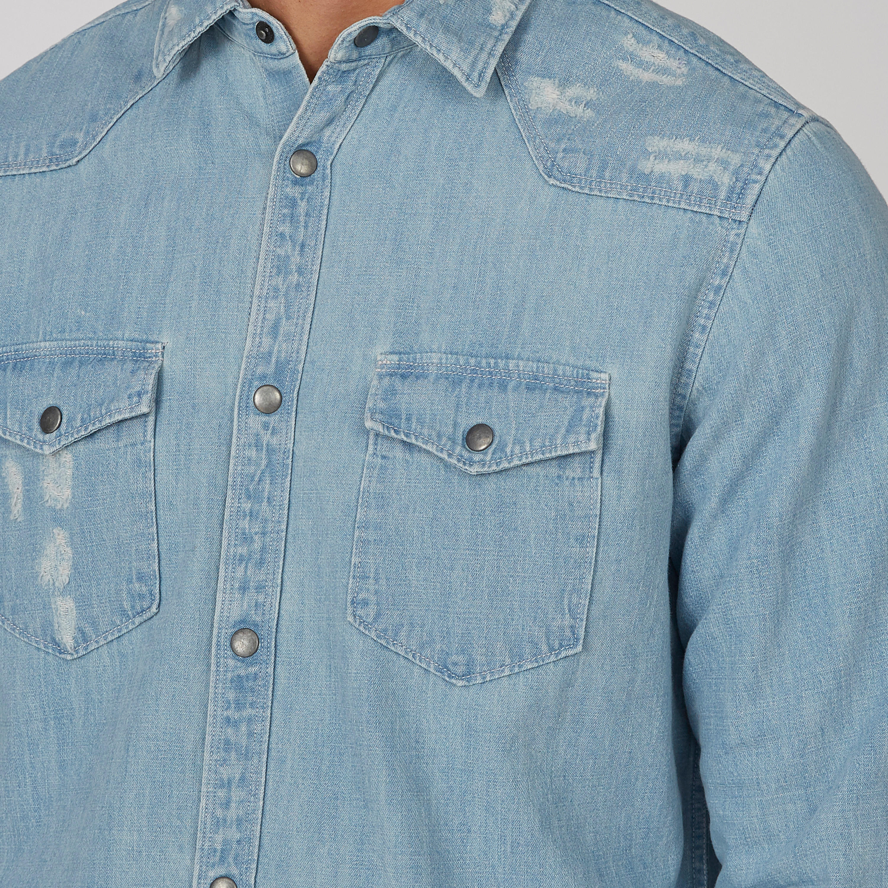 قميص جينز سليم بجيوب بطيّة وحوّاف مهدّبة-men-clothing-shirts-image-5