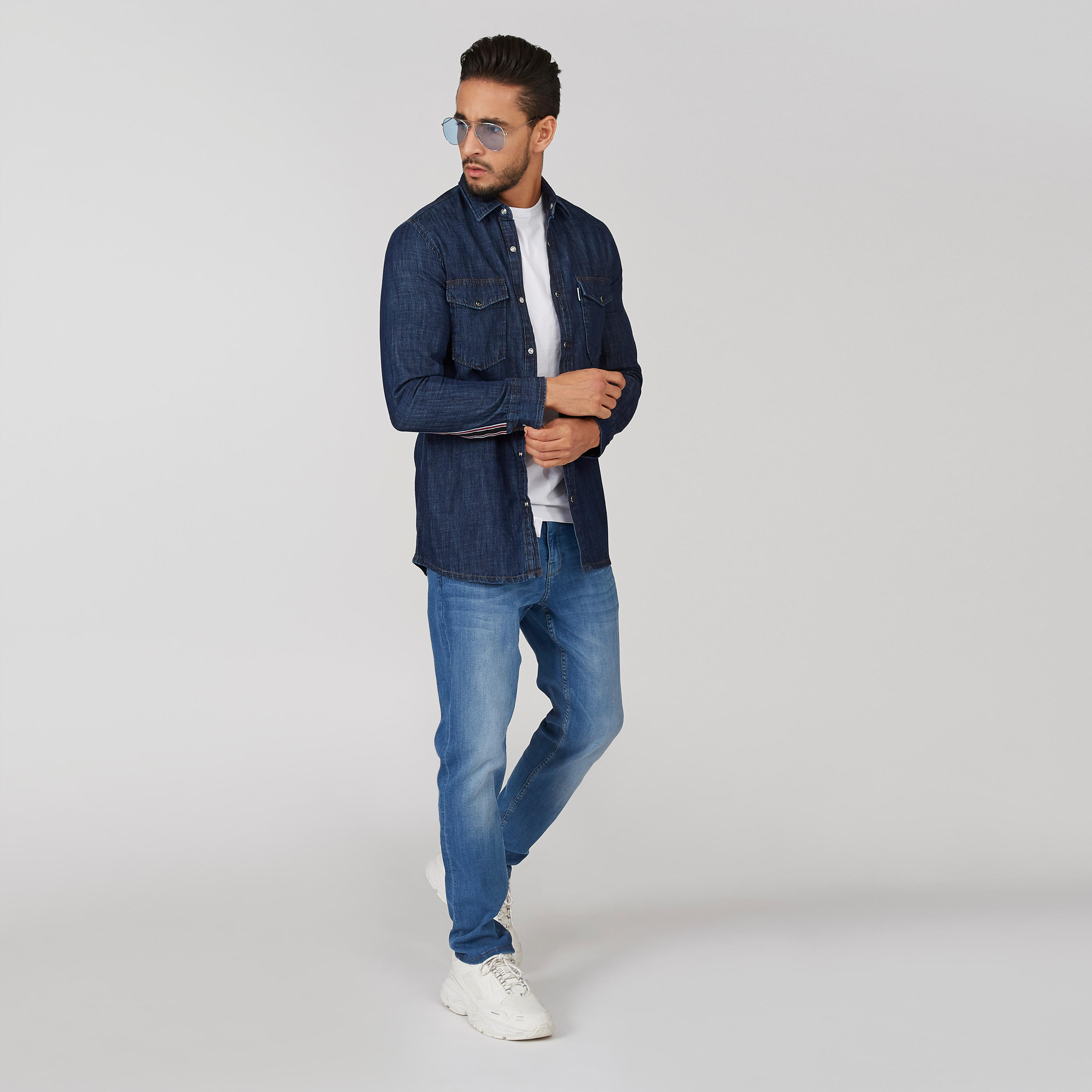 قميص جينز سليم بأكمام طويلة وجيوب بطيّة-men-clothing-shirts-image-1