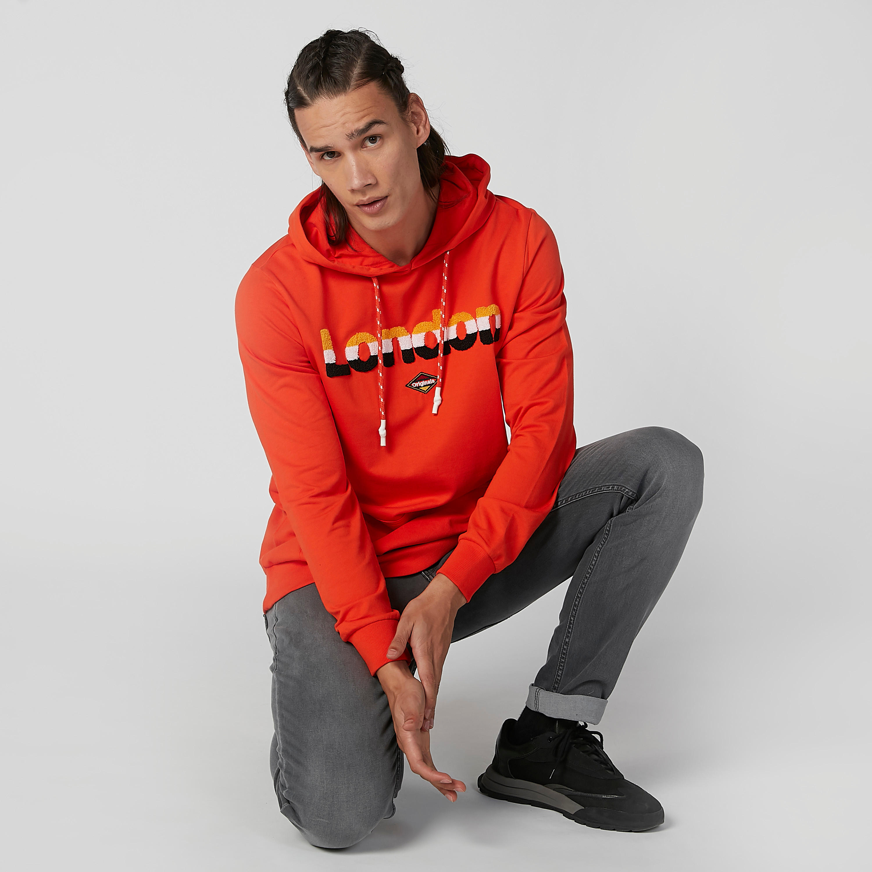 هودي مستدام بأكمام طويلة وجيوب كانجارو وطبعات -men-winterwear-hoodiesandsweatshirts-image-1
