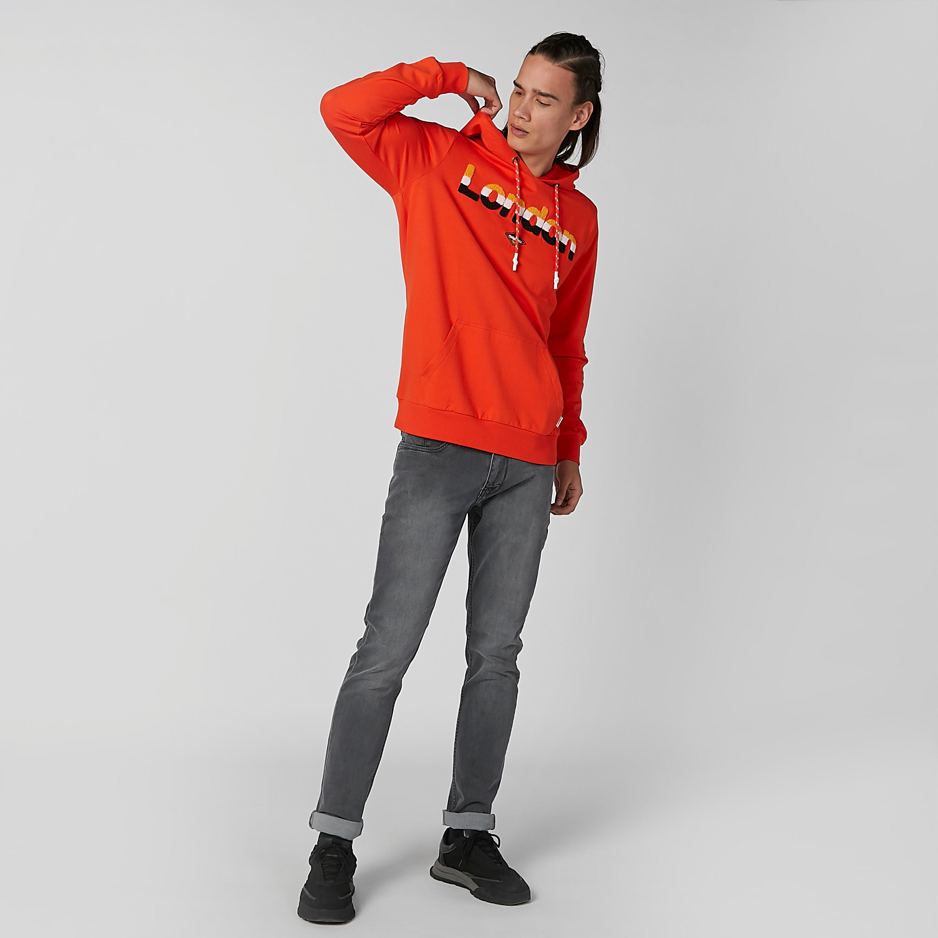 هودي مستدام بأكمام طويلة وجيوب كانجارو وطبعات -men-winterwear-hoodiesandsweatshirts-image-5