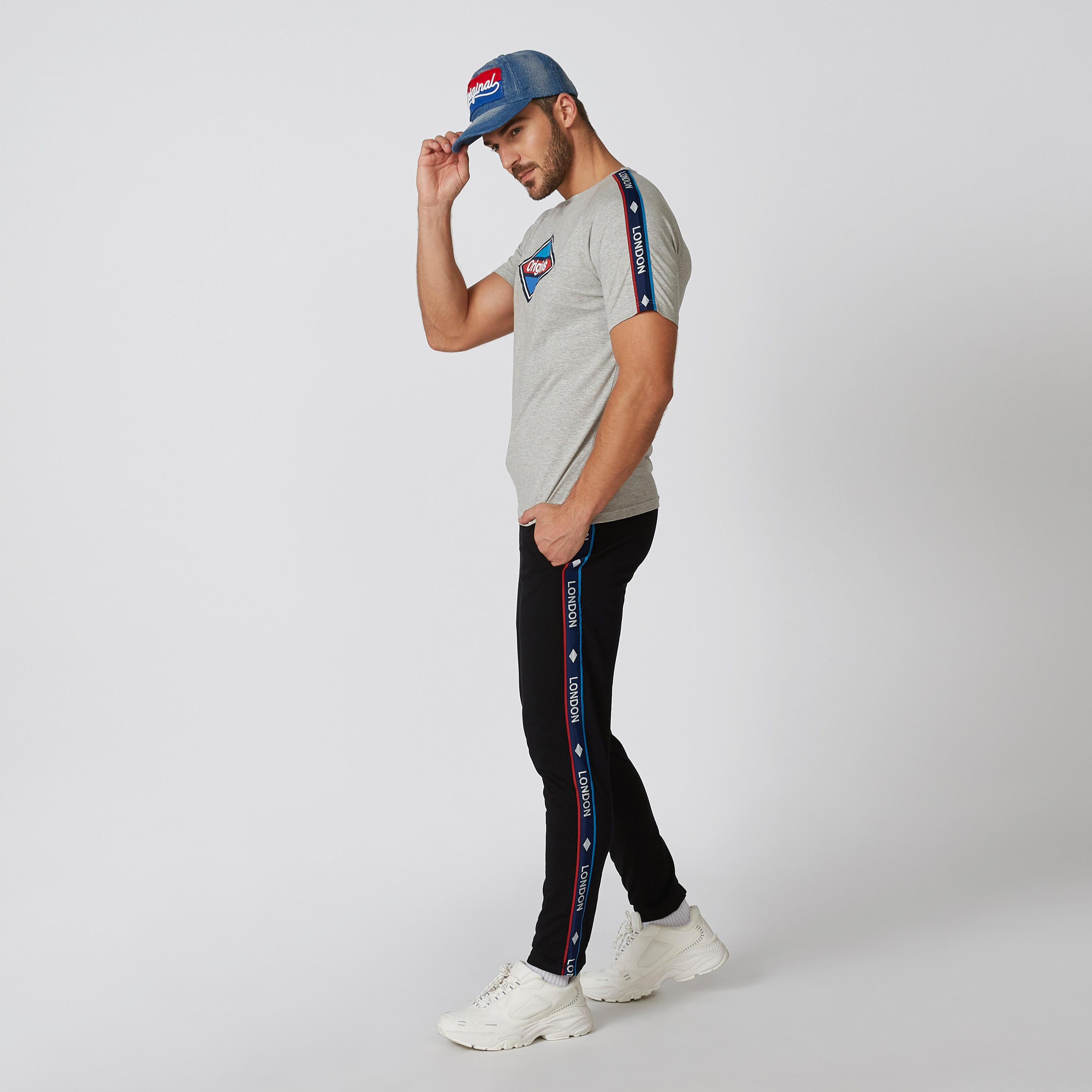 تيشيرت مستدام بياقة مستديرة وأكمام قصيرة وطبعات-men-clothing-tshirtsandpolos-tshirts-image-1