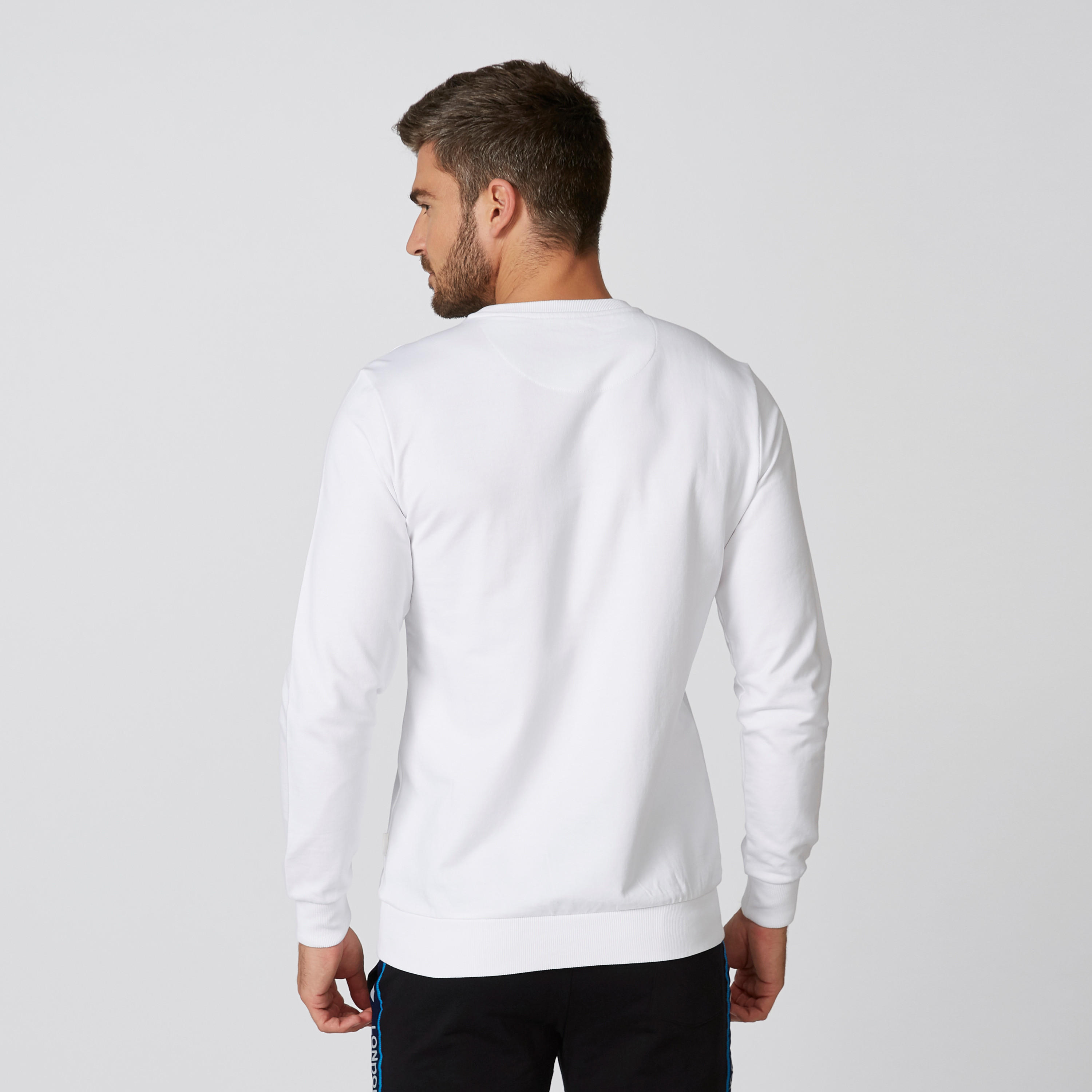 سويت شيرت بياقة مستديرة وأكمام طويلة وطبعات-men-winterwear-hoodiesandsweatshirts-image-2