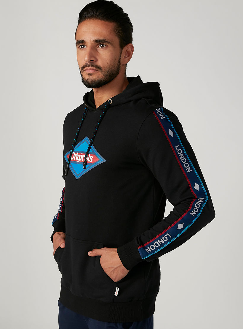 سويت شيرت مستدام بطبعات وقبعة وحواف مضلعة -men-winterwear-hoodiesandsweatshirts-image-4