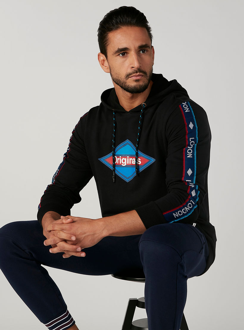 سويت شيرت مستدام بطبعات وقبعة وحواف مضلعة -men-winterwear-hoodiesandsweatshirts-image-3