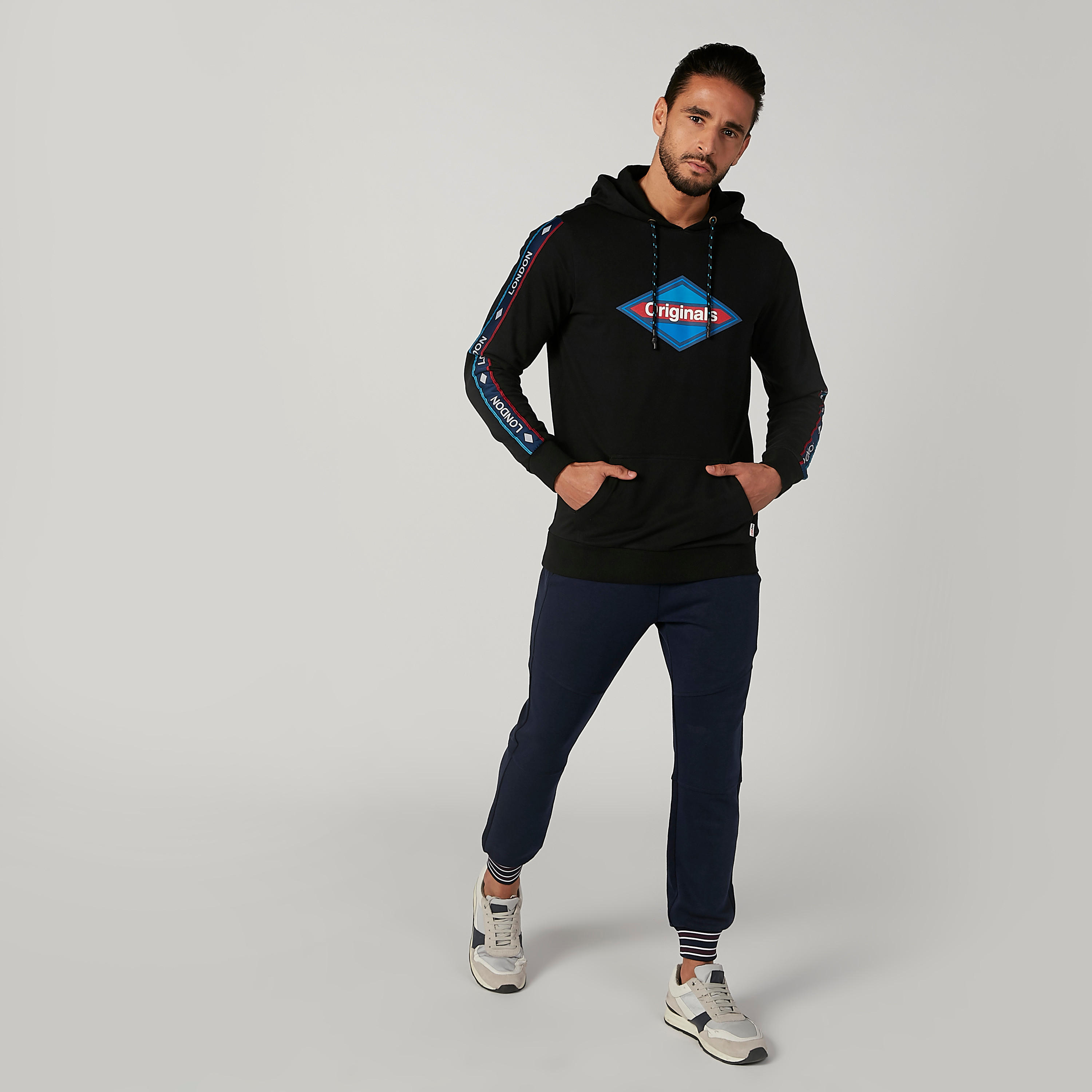 سويت شيرت مستدام بطبعات وقبعة وحواف مضلعة -men-winterwear-hoodiesandsweatshirts-image-2