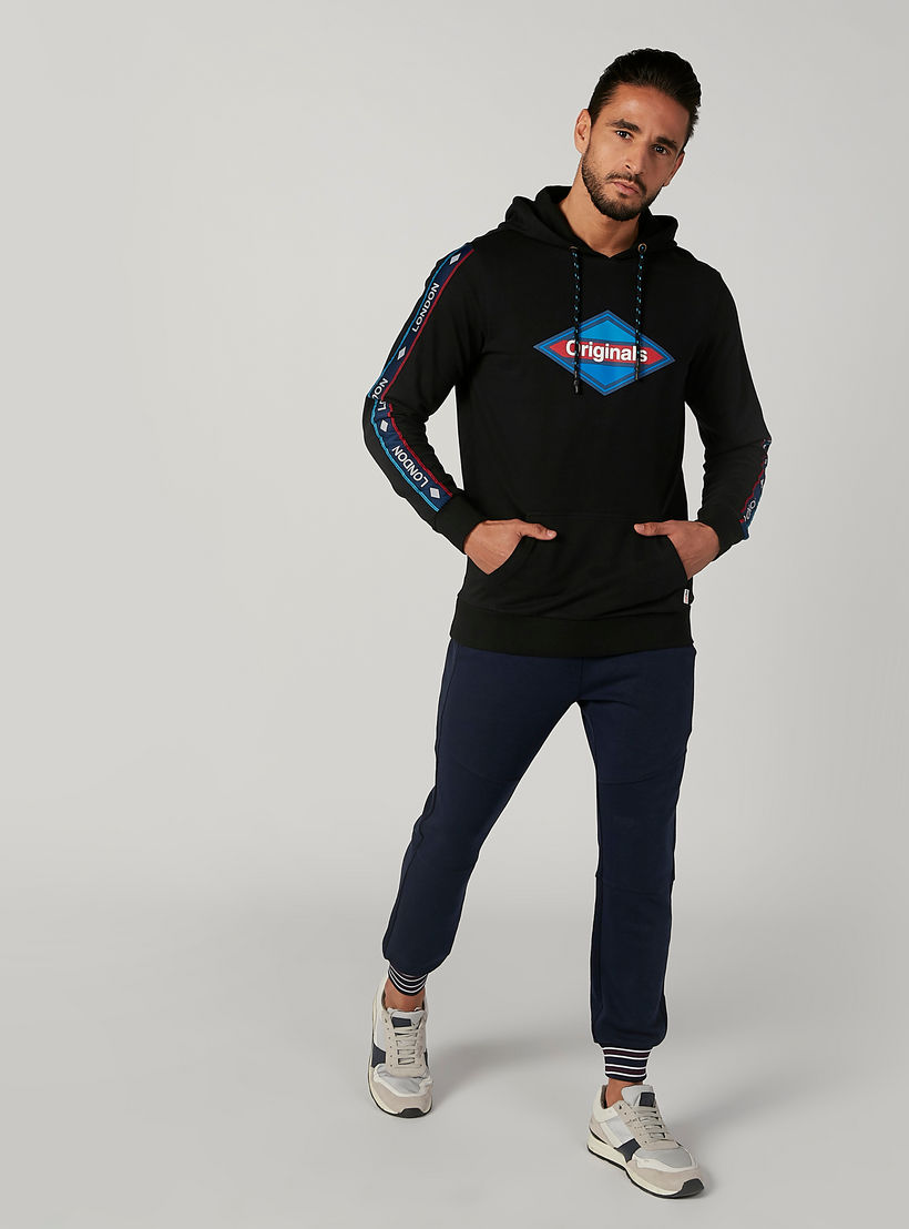 سويت شيرت مستدام بطبعات وقبعة وحواف مضلعة -men-winterwear-hoodiesandsweatshirts-image-2