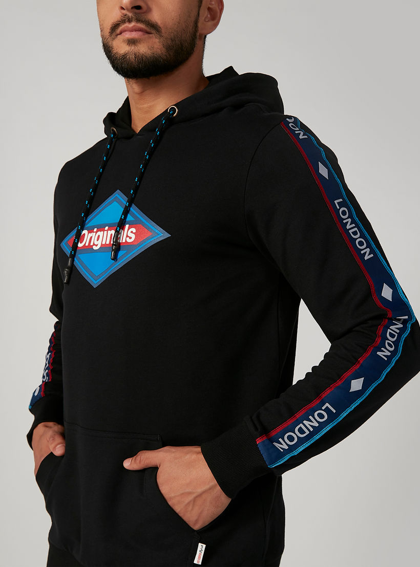 سويت شيرت مستدام بطبعات وقبعة وحواف مضلعة -men-winterwear-hoodiesandsweatshirts-image-1