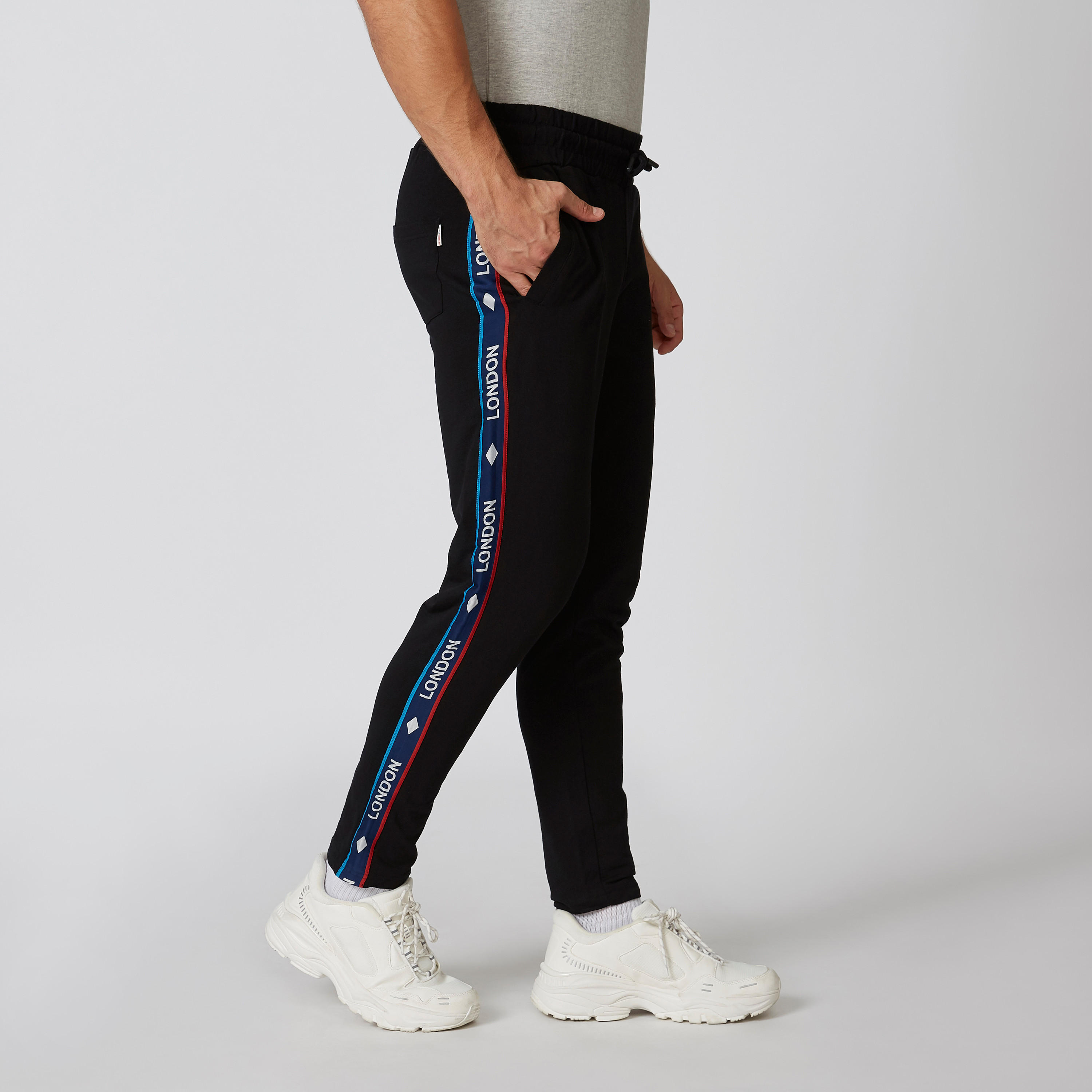 بنطلون رياضي بخصر منخفض وجيوب وطبعات-men-clothing-bottoms-trousersandchinos-trousers-image-1