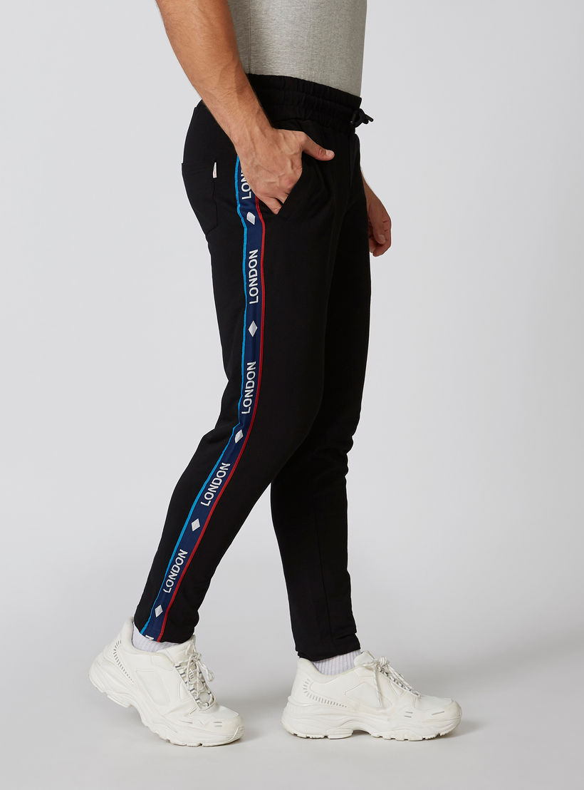 بنطلون رياضي بخصر منخفض وجيوب وطبعات-men-clothing-bottoms-trousersandchinos-trousers-image-1