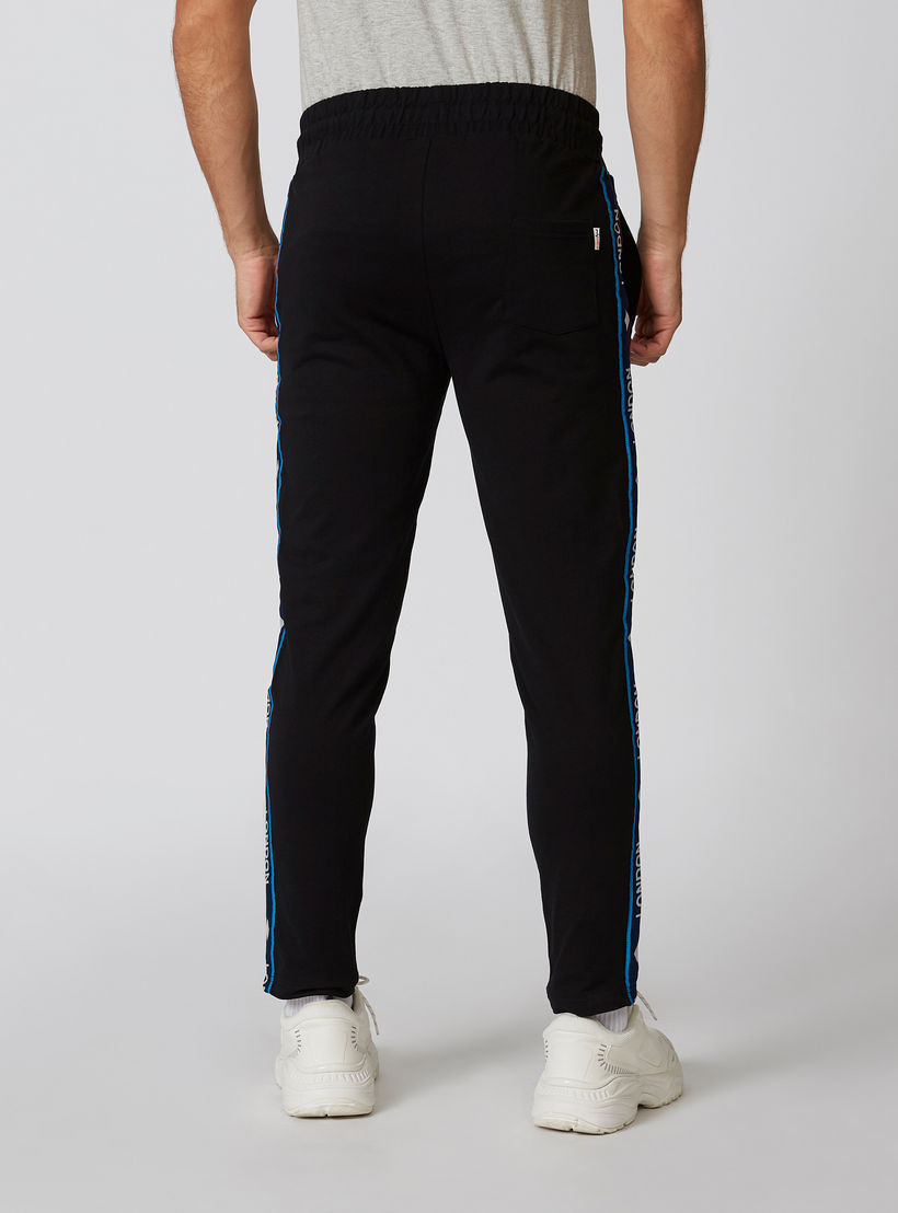 بنطلون رياضي بخصر منخفض وجيوب وطبعات-men-clothing-bottoms-trousersandchinos-trousers-image-3