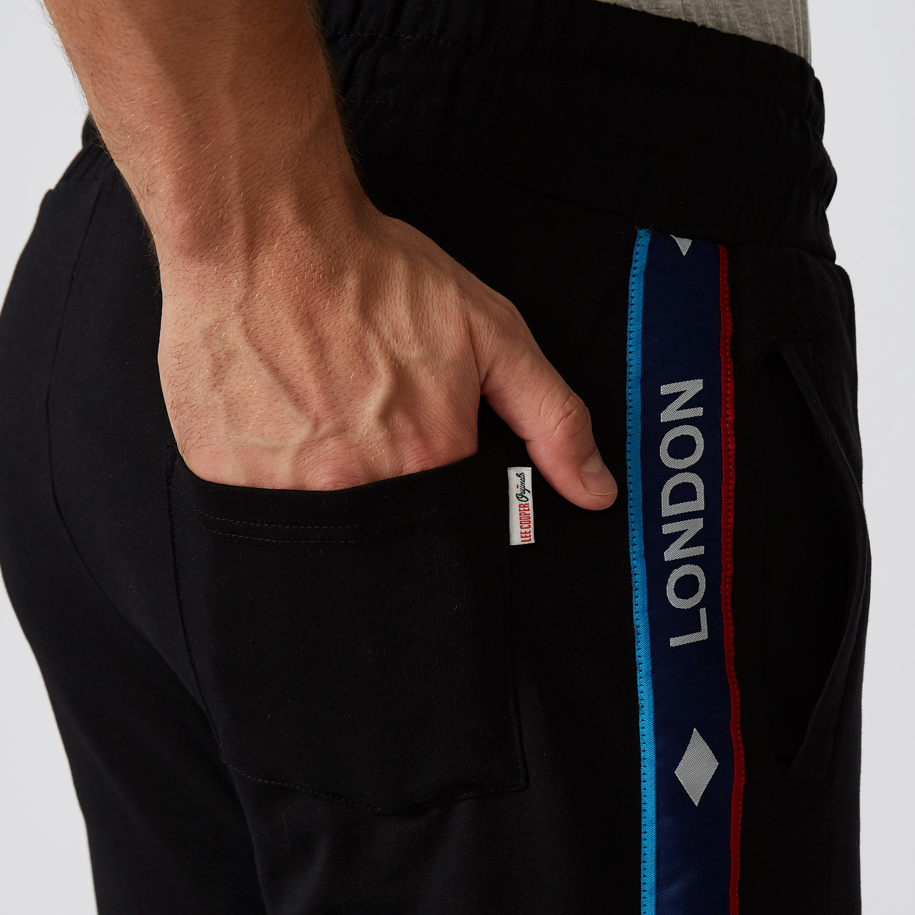 بنطلون رياضي بخصر منخفض وجيوب وطبعات-men-clothing-bottoms-trousersandchinos-trousers-image-5