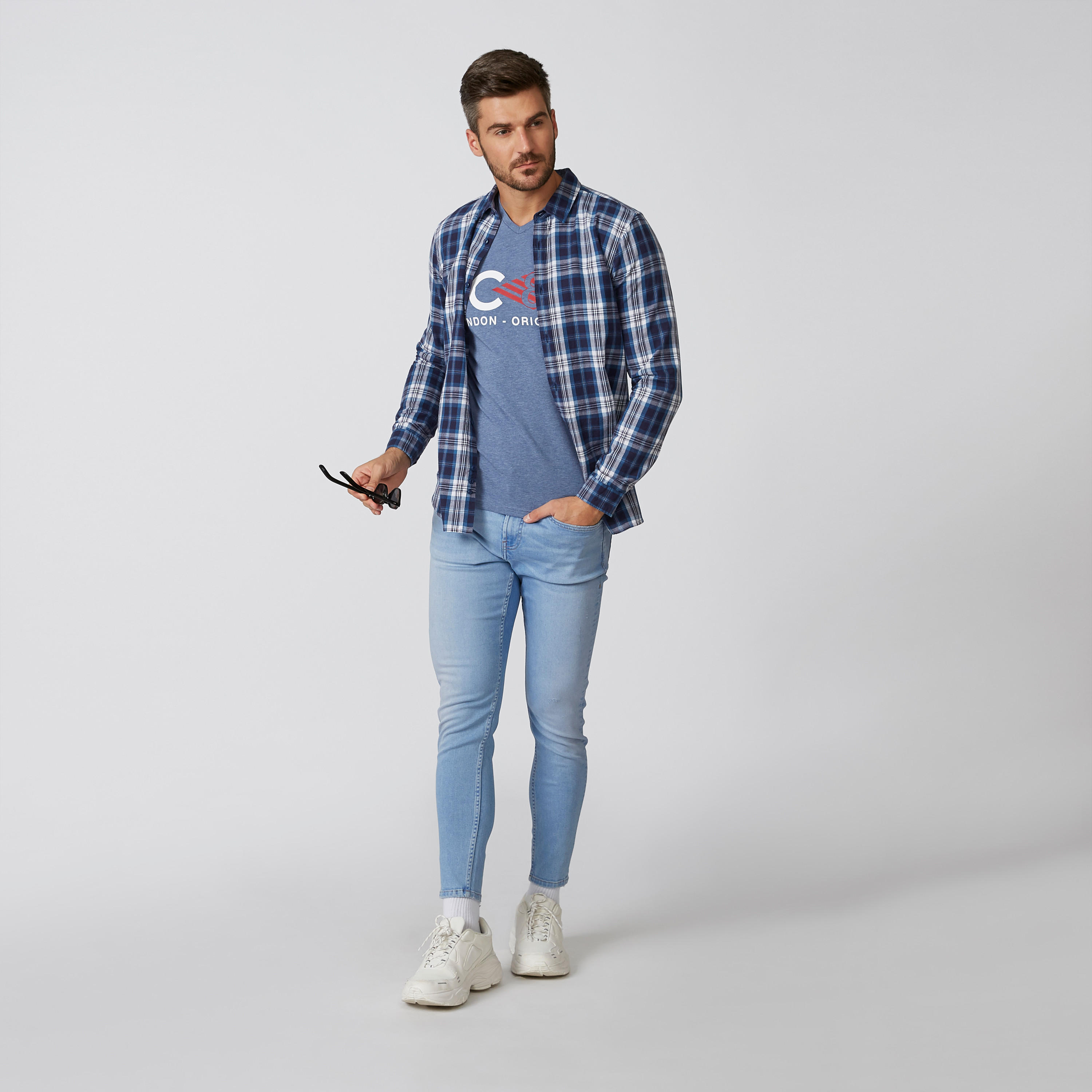 تيشيرت بياقة V وأكمام قصيرة وطبعات من لي كوبر-men-clothing-tshirtsandpolos-tshirts-image-4
