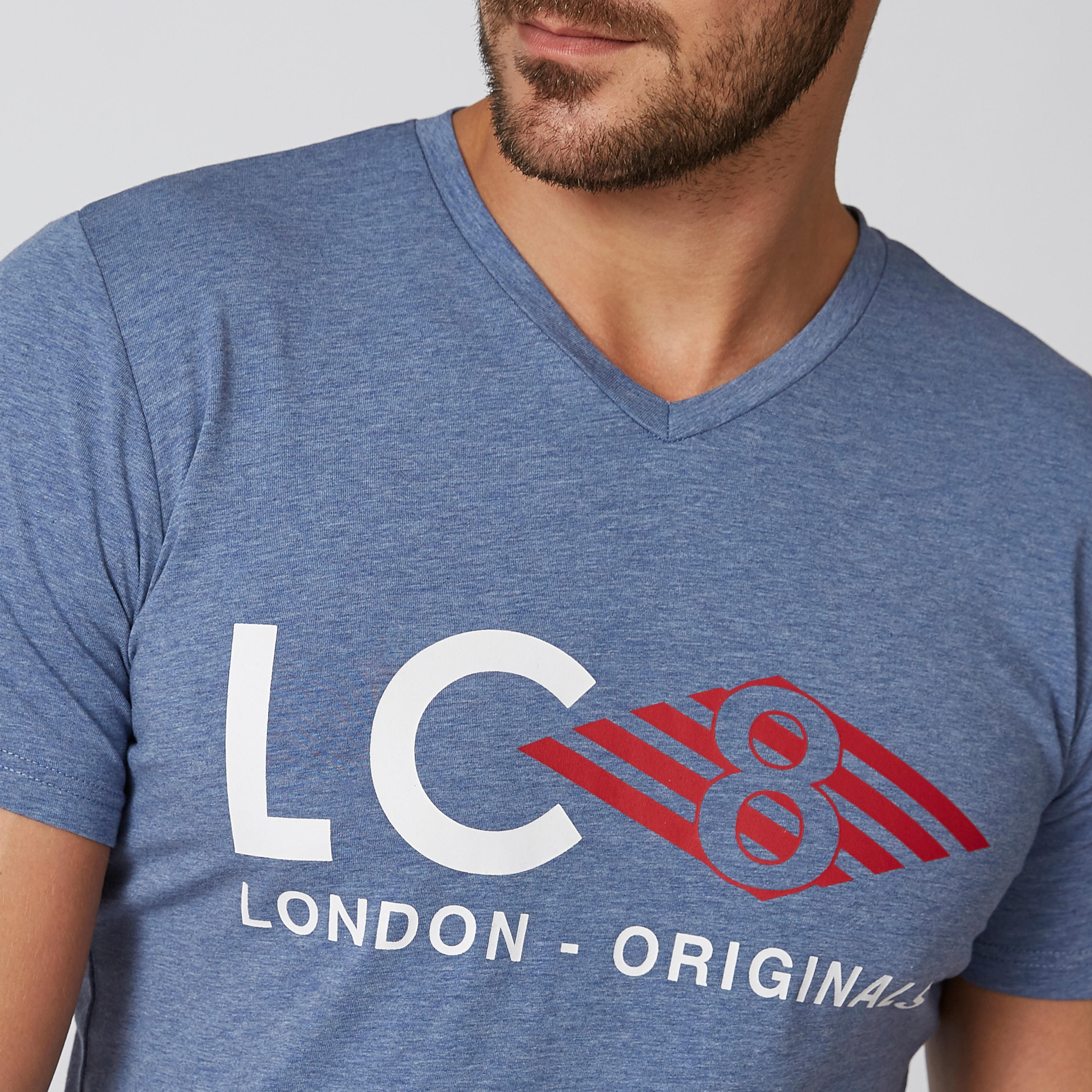 تيشيرت بياقة V وأكمام قصيرة وطبعات من لي كوبر-men-clothing-tshirtsandpolos-tshirts-image-5