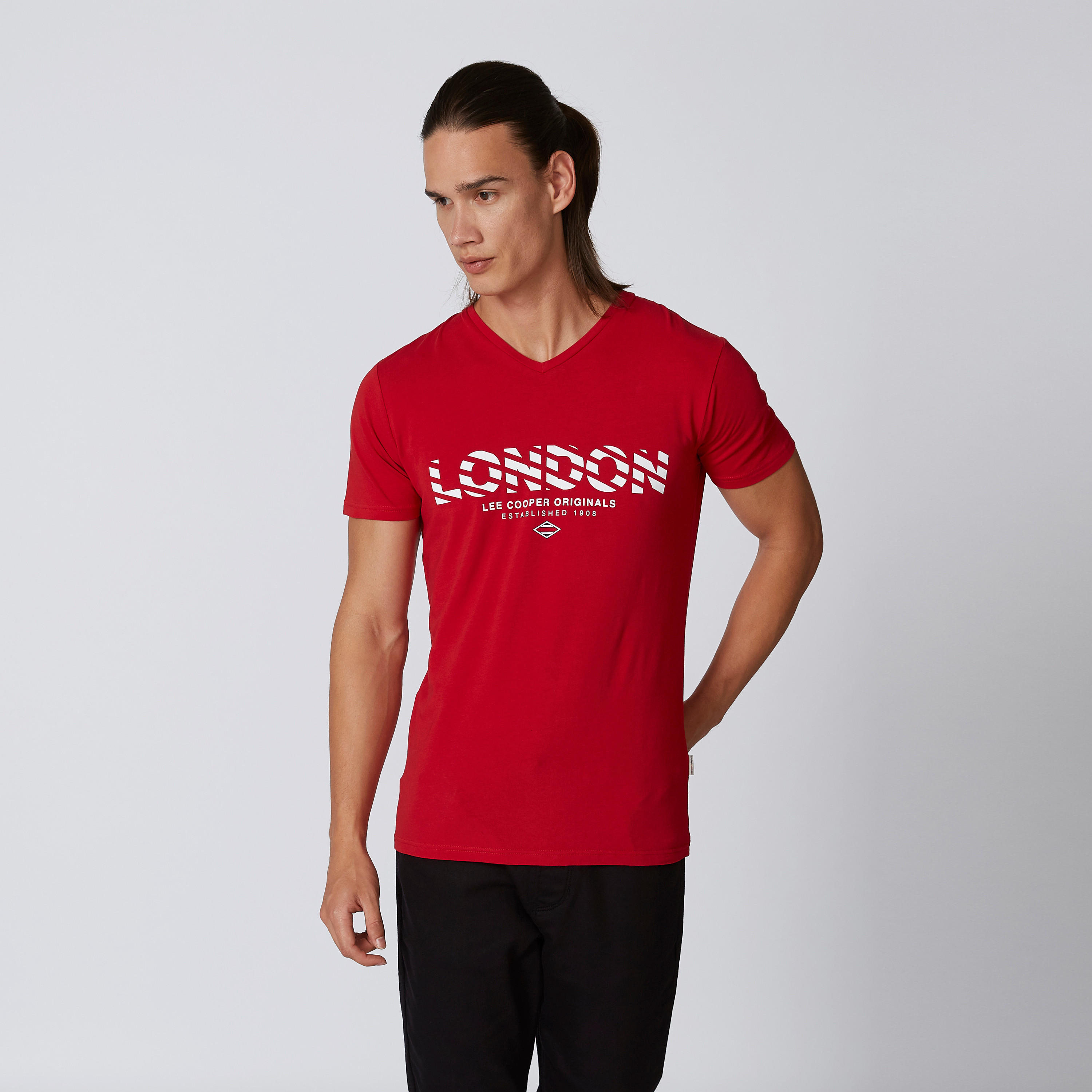 تيشيرت بياقة V وأكمام قصيرة وطبعات من لي كوبر-men-clothing-tshirtsandpolos-tshirts-image-4