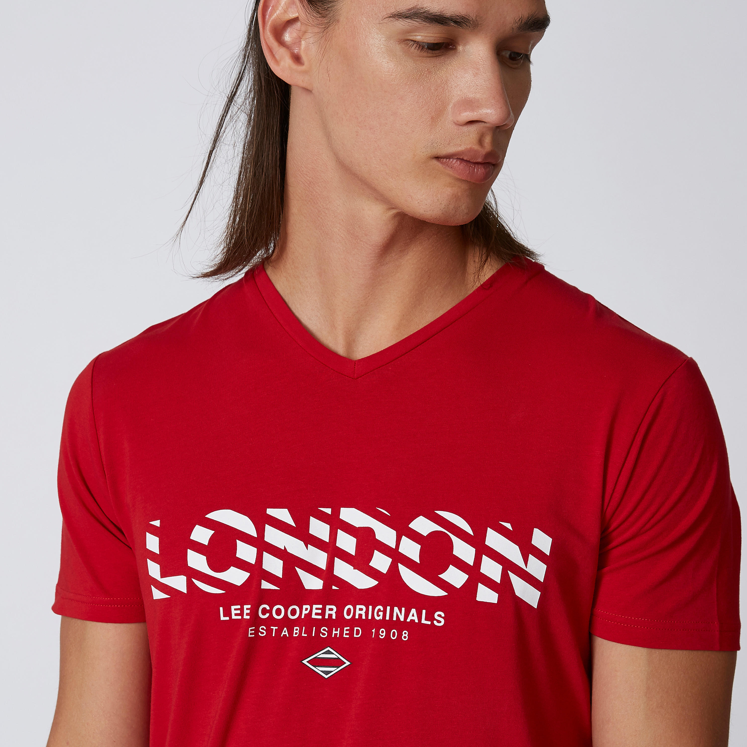 تيشيرت بياقة V وأكمام قصيرة وطبعات من لي كوبر-men-clothing-tshirtsandpolos-tshirts-image-5