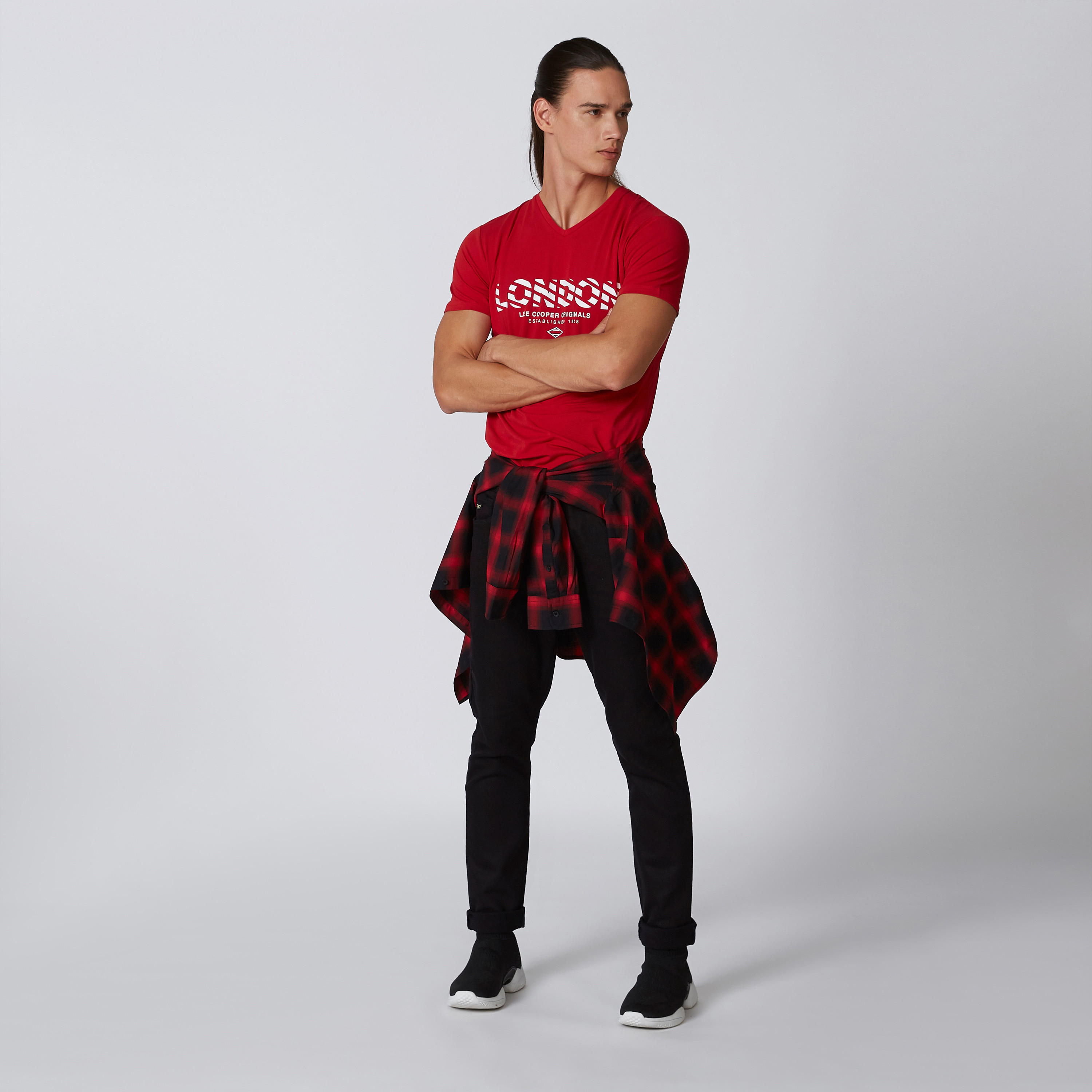تيشيرت بياقة V وأكمام قصيرة وطبعات من لي كوبر-men-clothing-tshirtsandpolos-tshirts-image-2