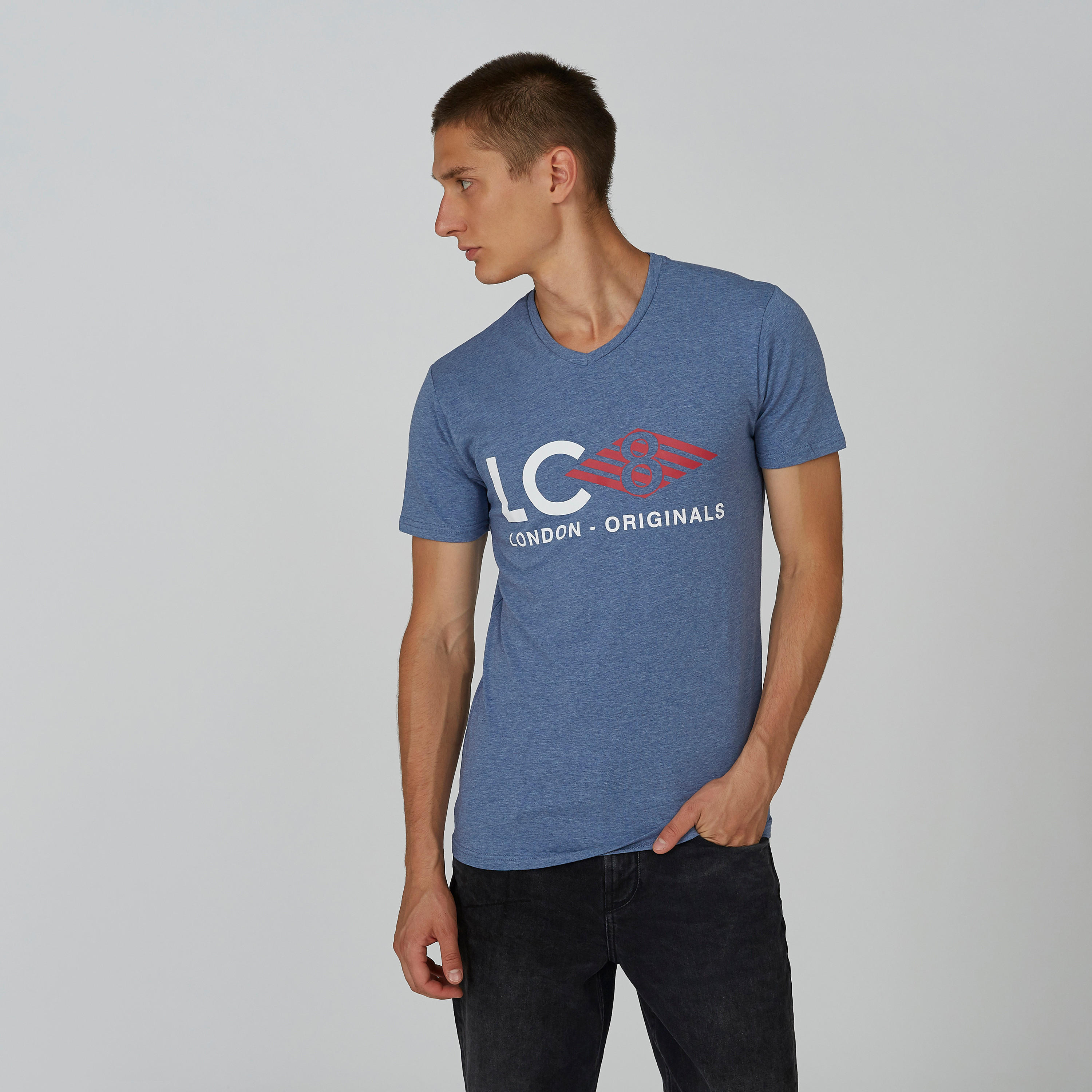 تيشيرت بياقة V وأكمام قصيرة وطبعات من لي كوبر-men-clothing-tshirtsandpolos-tshirts-image-5