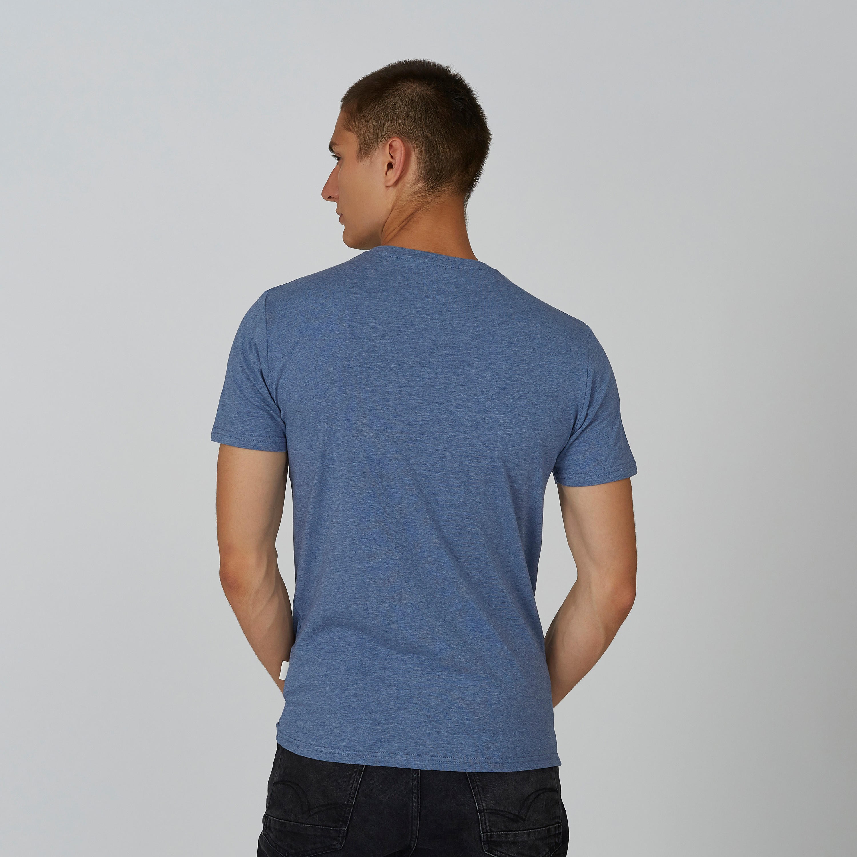 تيشيرت بياقة V وأكمام قصيرة وطبعات من لي كوبر-men-clothing-tshirtsandpolos-tshirts-image-4