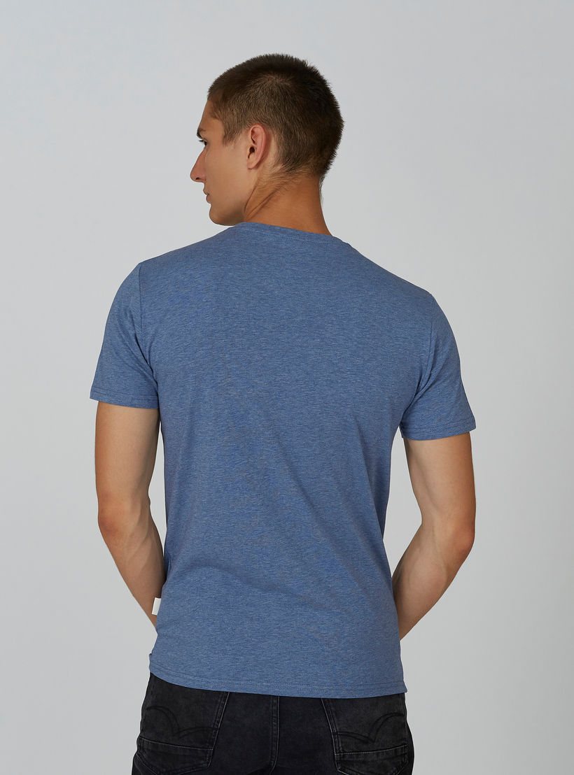 تيشيرت بياقة V وأكمام قصيرة وطبعات من لي كوبر-men-clothing-tshirtsandpolos-tshirts-image-4