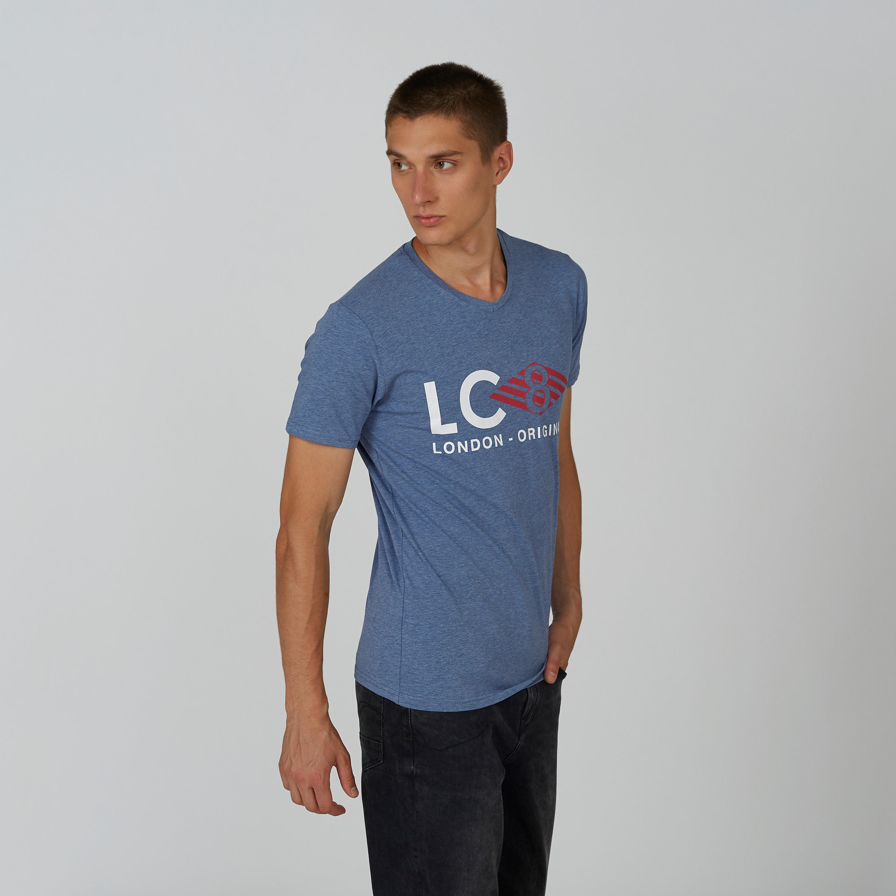 تيشيرت بياقة V وأكمام قصيرة وطبعات من لي كوبر-men-clothing-tshirtsandpolos-tshirts-image-3