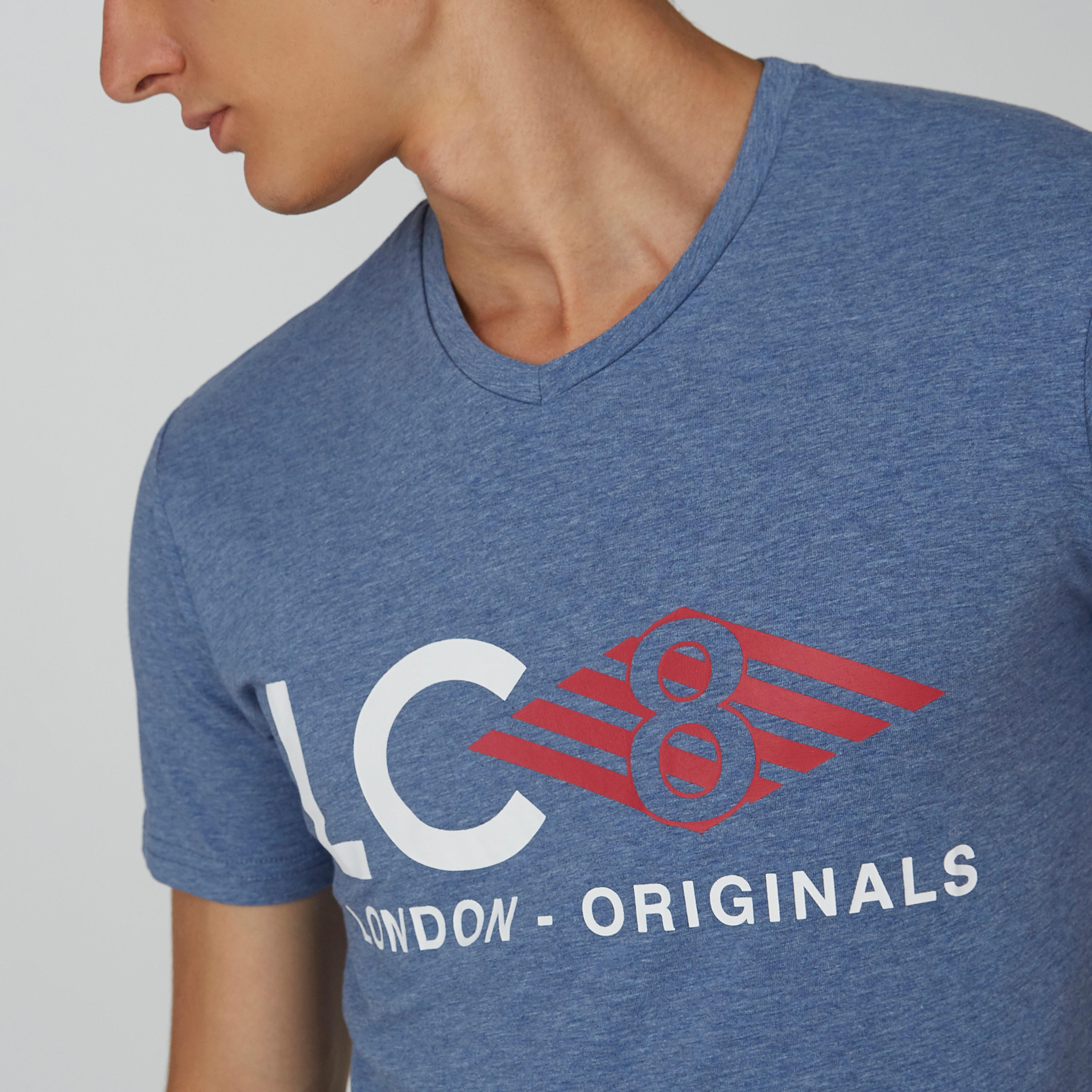 تيشيرت بياقة V وأكمام قصيرة وطبعات من لي كوبر-men-clothing-tshirtsandpolos-tshirts-image-2