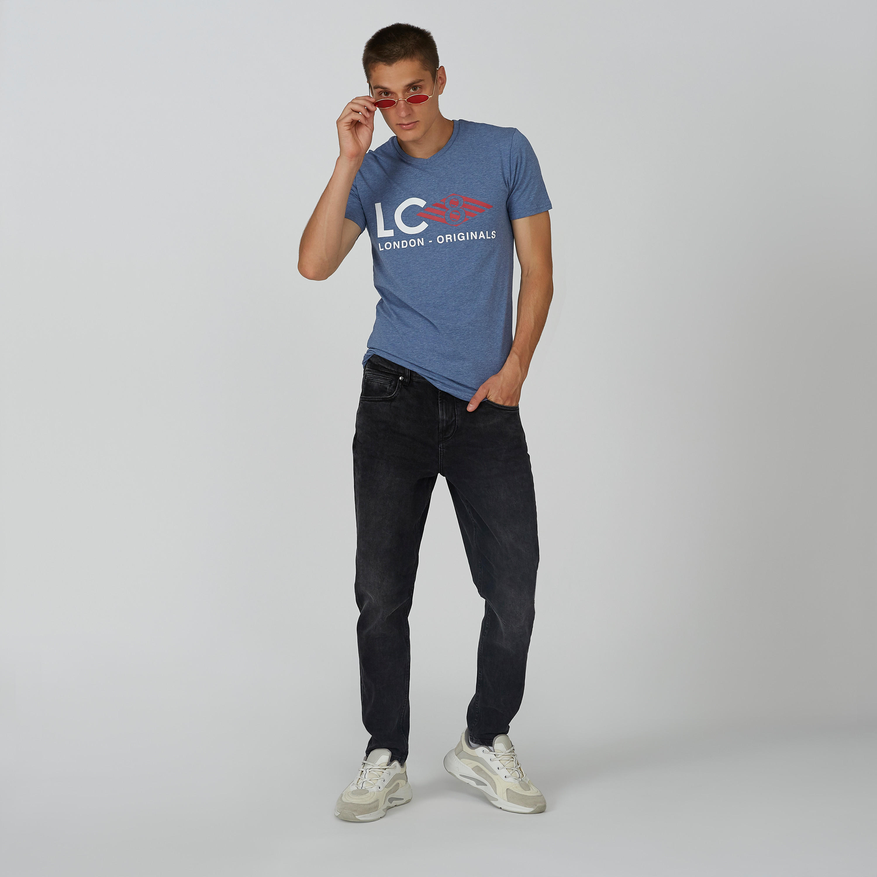 تيشيرت بياقة V وأكمام قصيرة وطبعات من لي كوبر-men-clothing-tshirtsandpolos-tshirts-image-1