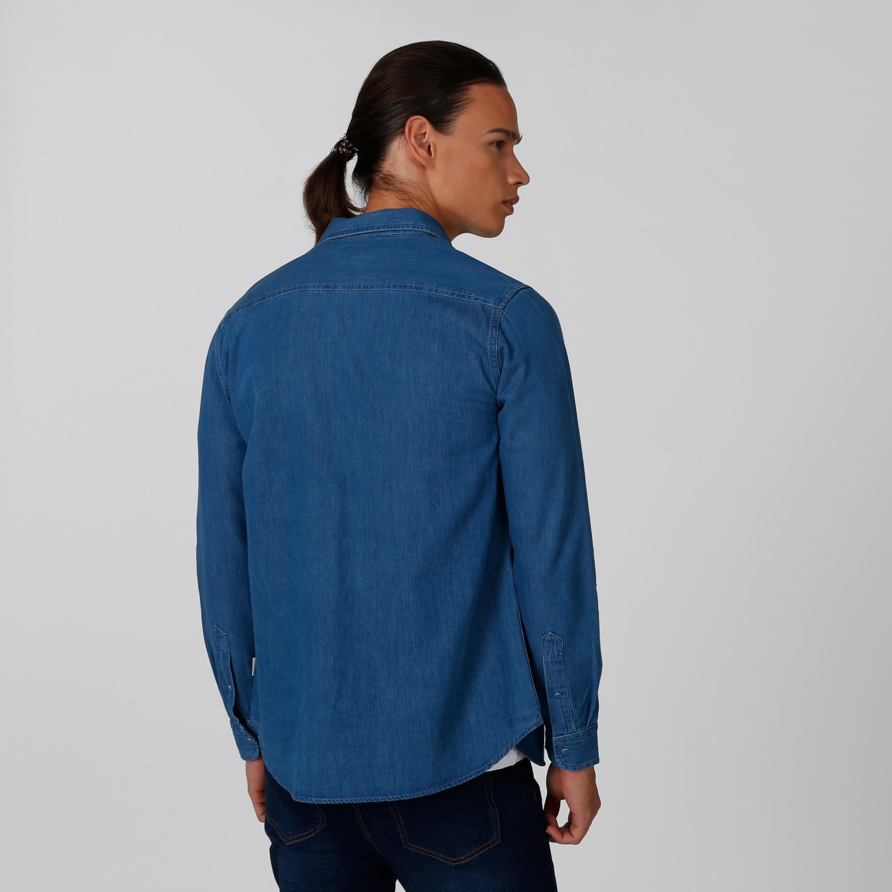 قميص دينم بأكمام طويلة وجيوب بطيّة من لي كوبر-men-clothing-shirts-image-3