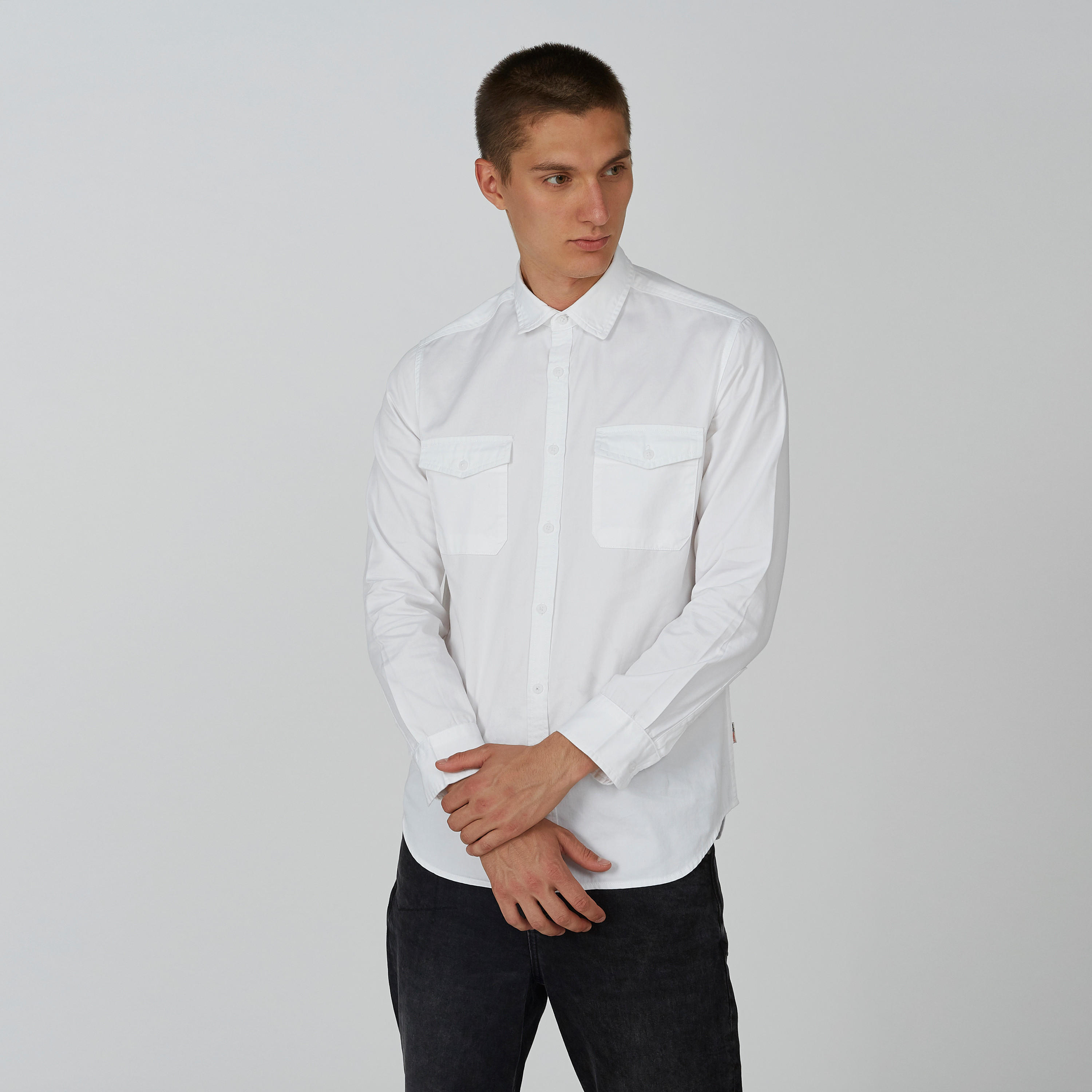 قميص سادة بأكمام طويلة وجيوب بطيّة من لي كوبر-men-clothing-shirts-image-1