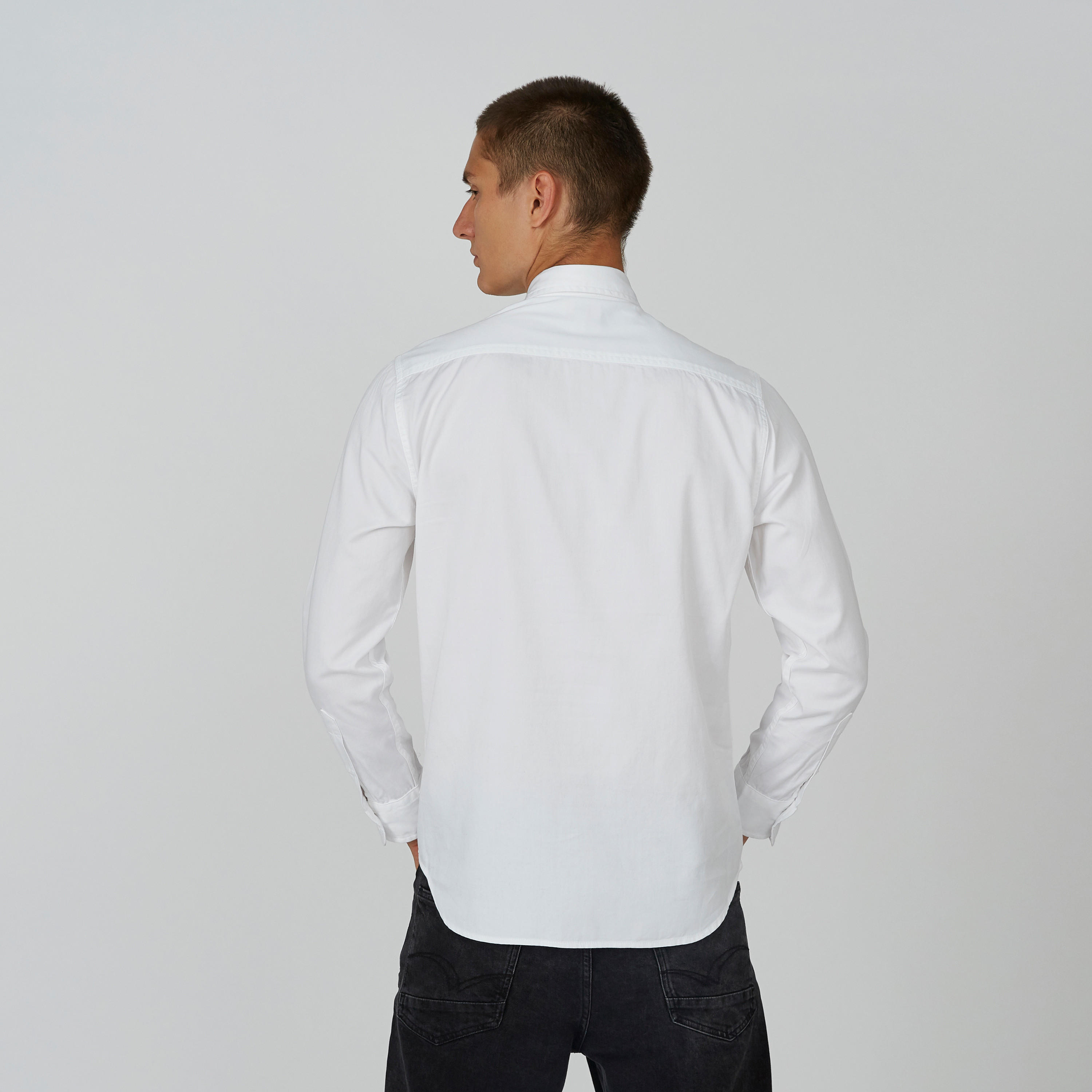 قميص سادة بأكمام طويلة وجيوب بطيّة من لي كوبر-men-clothing-shirts-image-3