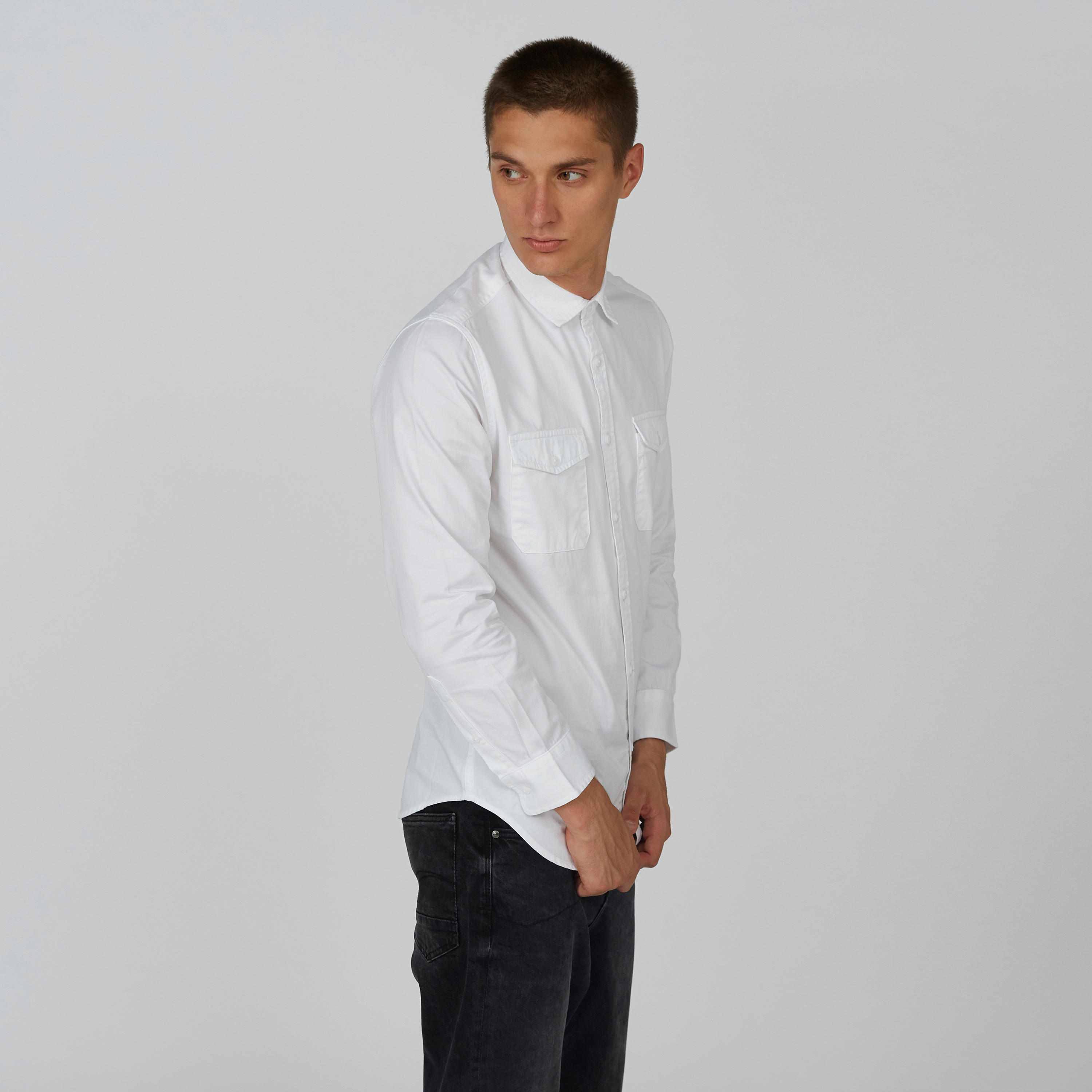 قميص سادة بأكمام طويلة وجيوب بطيّة من لي كوبر-men-clothing-shirts-image-4