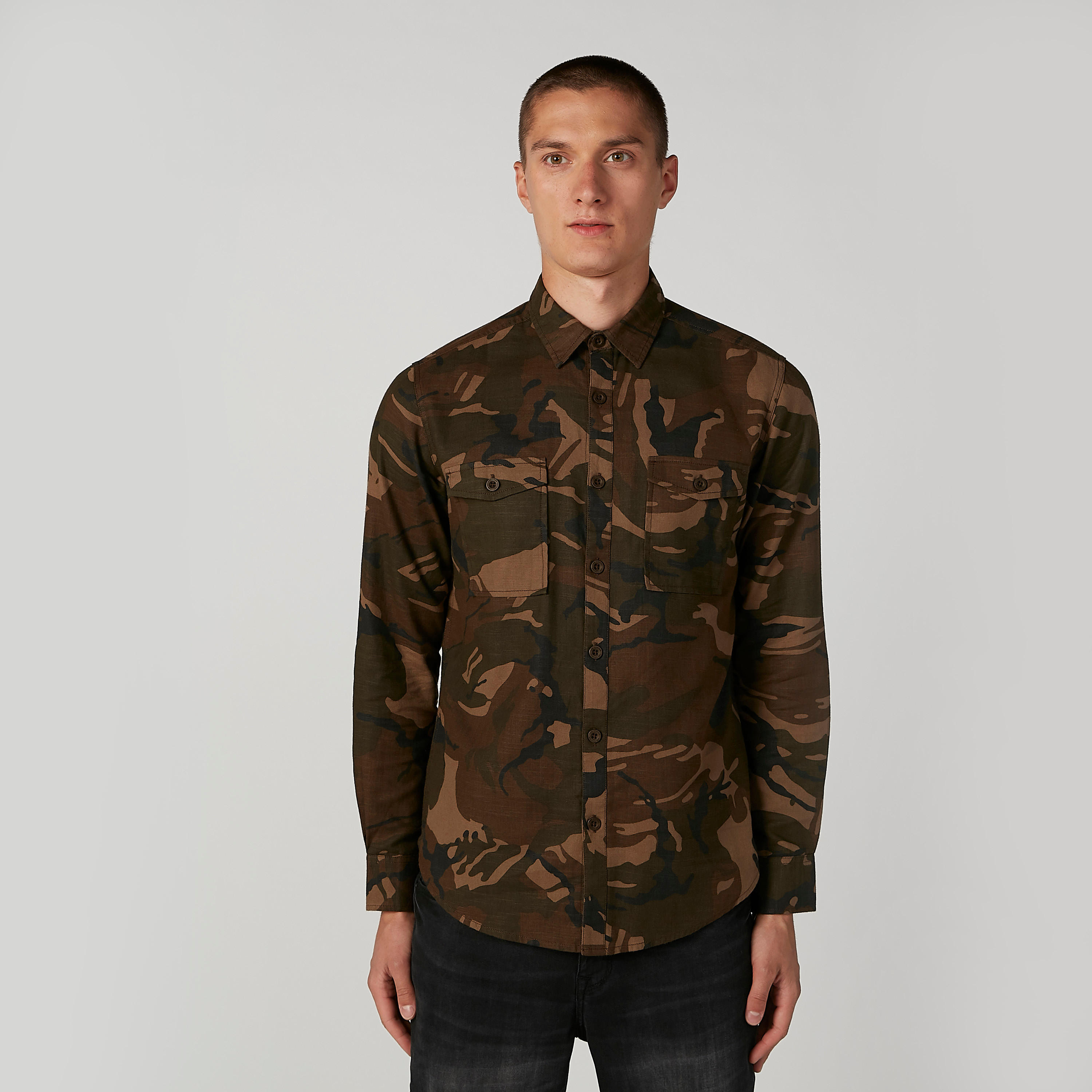 قميص بأكمام طويلة وطبعات مموّهة من لي كوبر-men-clothing-shirts-image-1