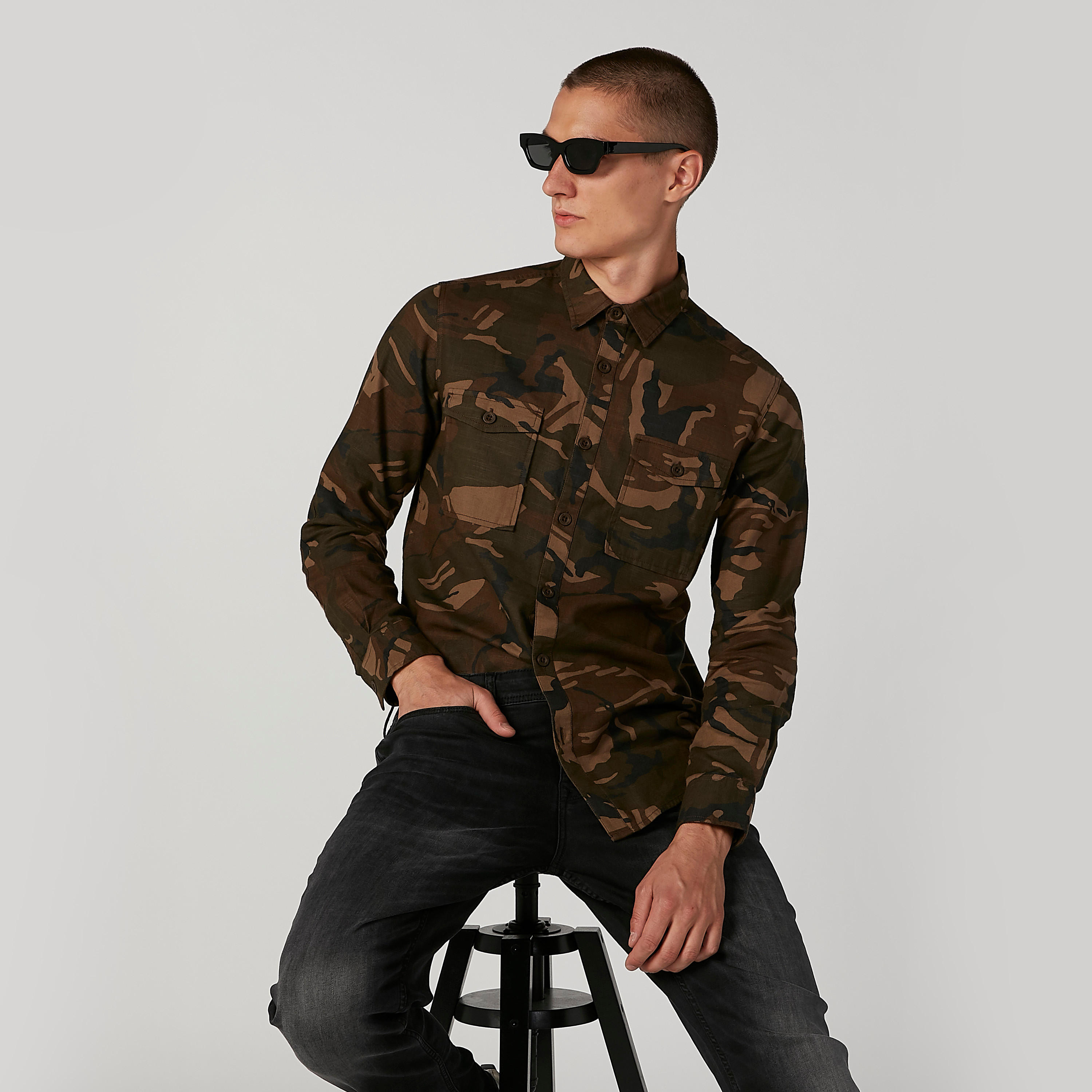 قميص بأكمام طويلة وطبعات مموّهة من لي كوبر-men-clothing-shirts-image-2