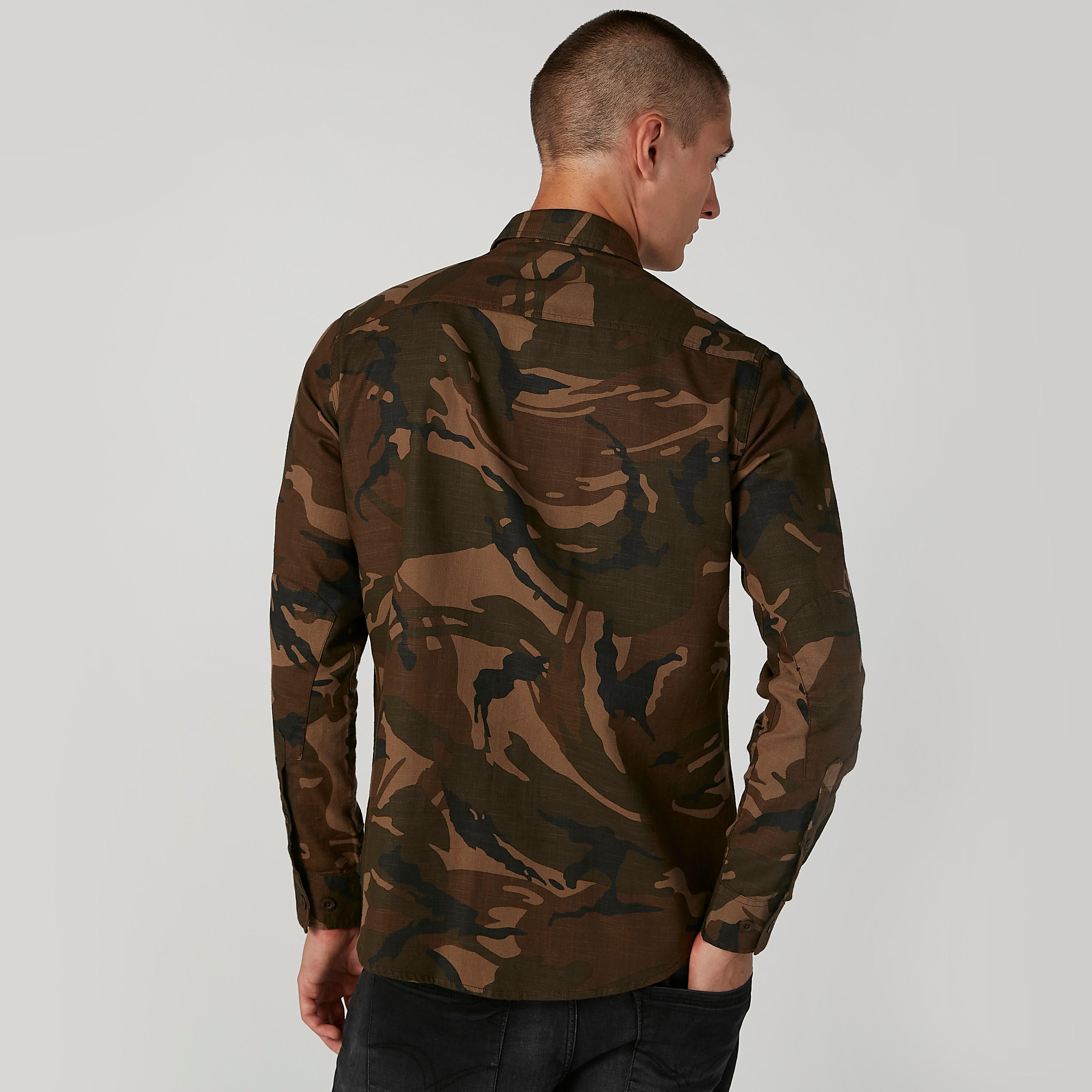 قميص بأكمام طويلة وطبعات مموّهة من لي كوبر-men-clothing-shirts-image-3