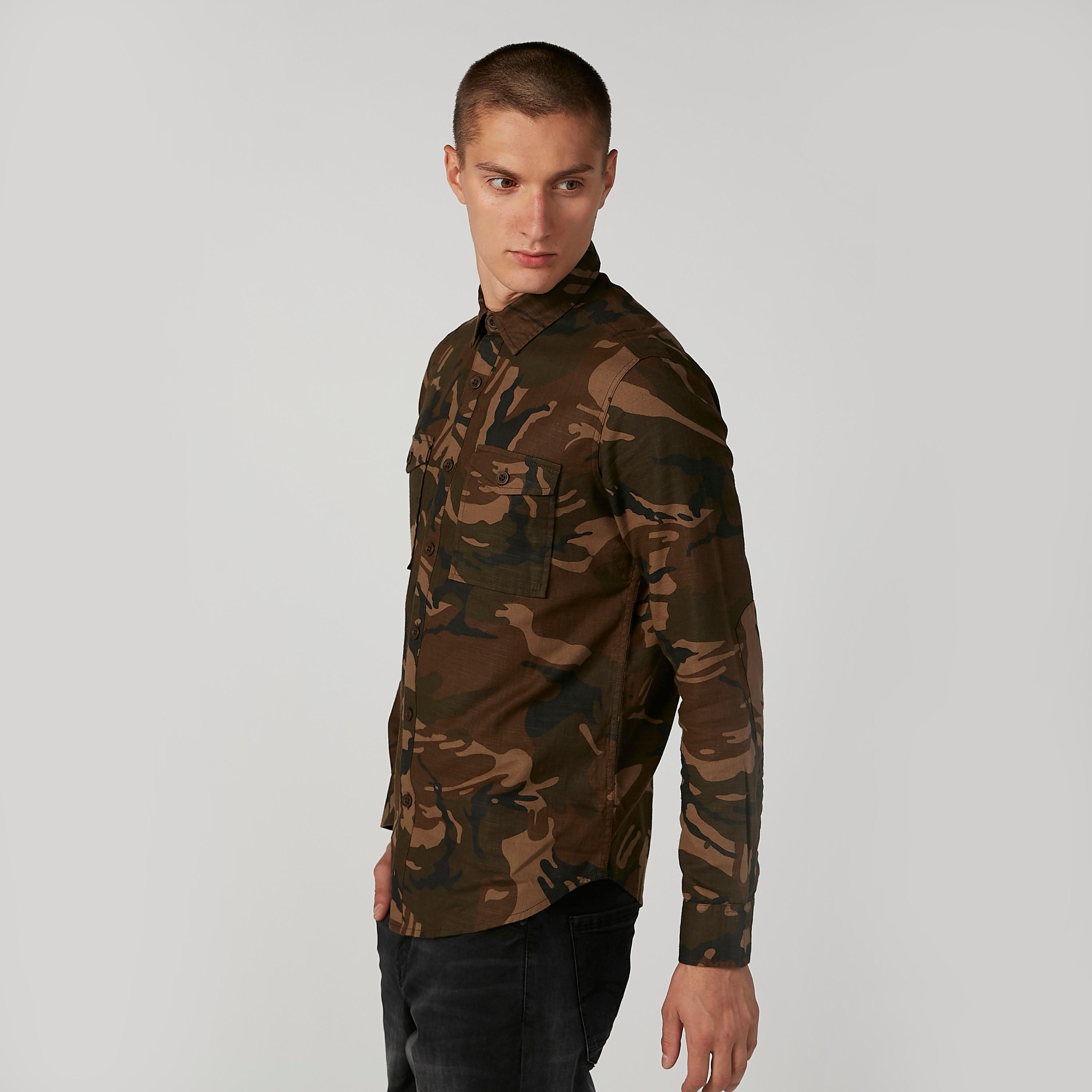قميص بأكمام طويلة وطبعات مموّهة من لي كوبر-men-clothing-shirts-image-4