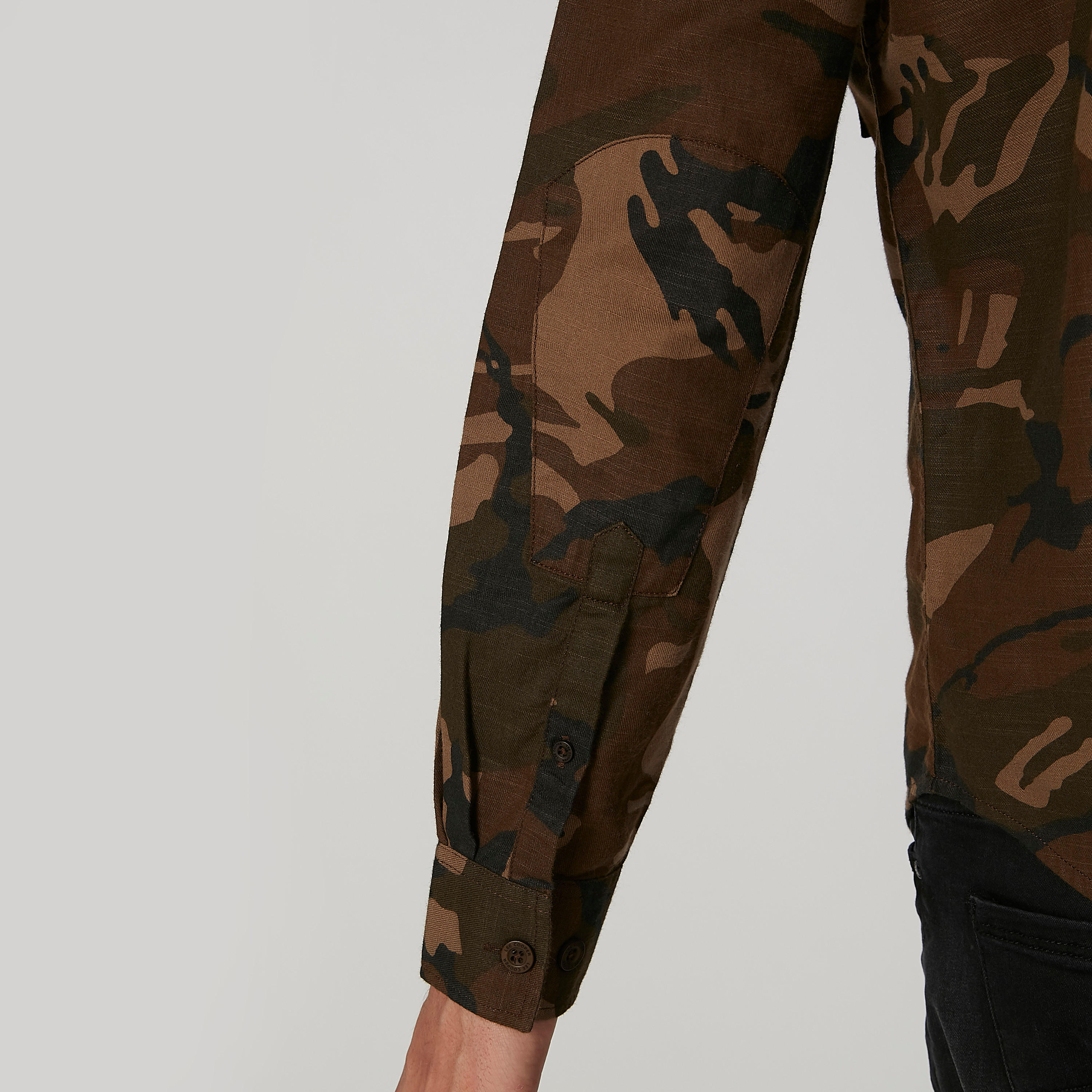 قميص بأكمام طويلة وطبعات مموّهة من لي كوبر-men-clothing-shirts-image-5
