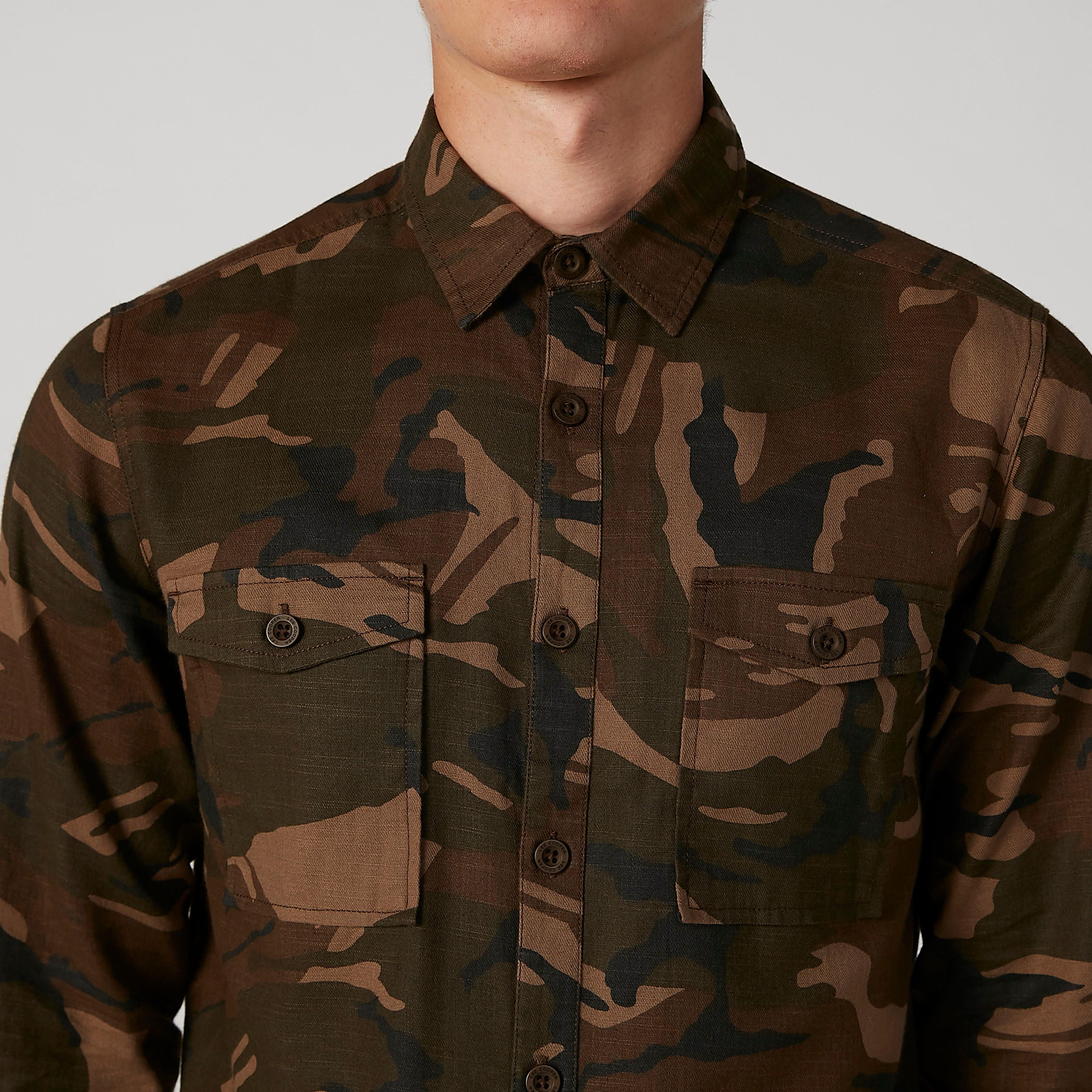 قميص بأكمام طويلة وطبعات مموّهة من لي كوبر-men-clothing-shirts-image-6