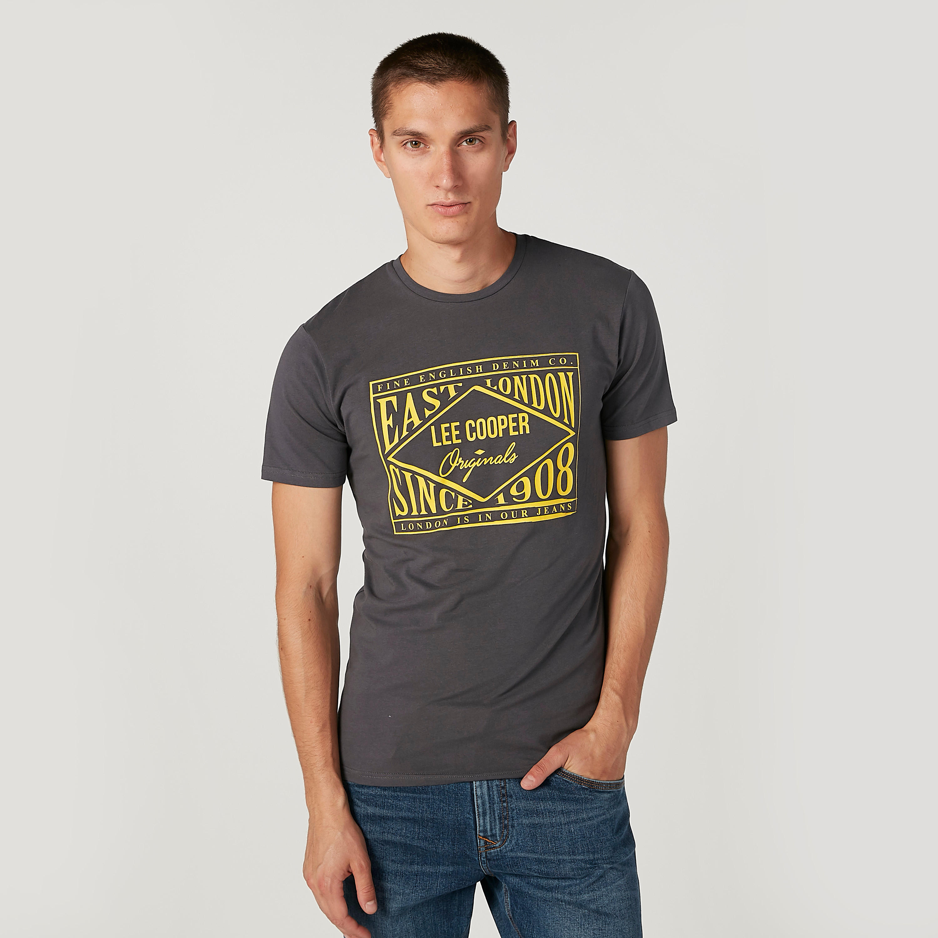 تيشيرت بأكمام قصيرة وطبعات جرافيكيّة من لي كوبر-men-clothing-tshirtsandpolos-tshirts-image-4