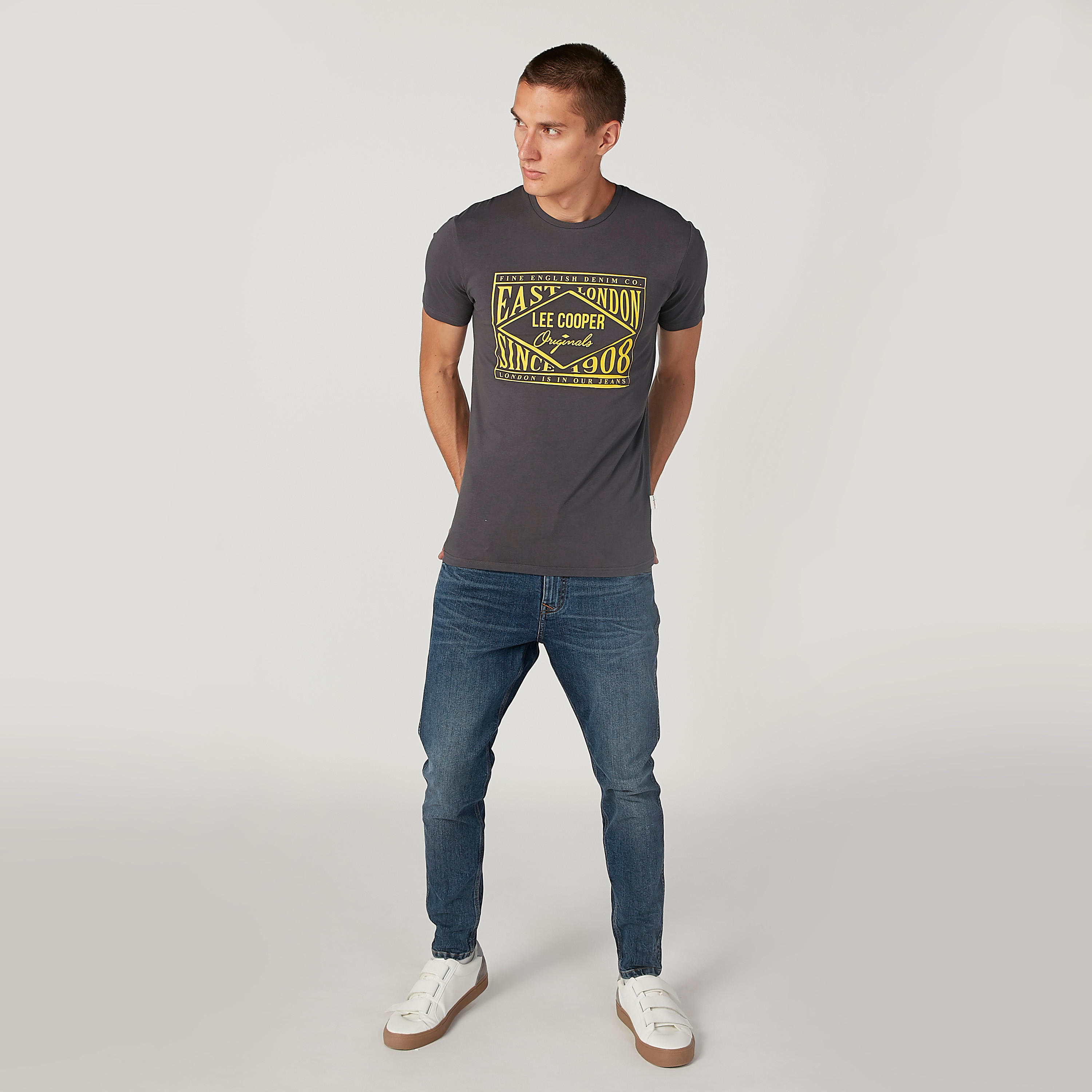 تيشيرت بأكمام قصيرة وطبعات جرافيكيّة من لي كوبر-men-clothing-tshirtsandpolos-tshirts-image-3