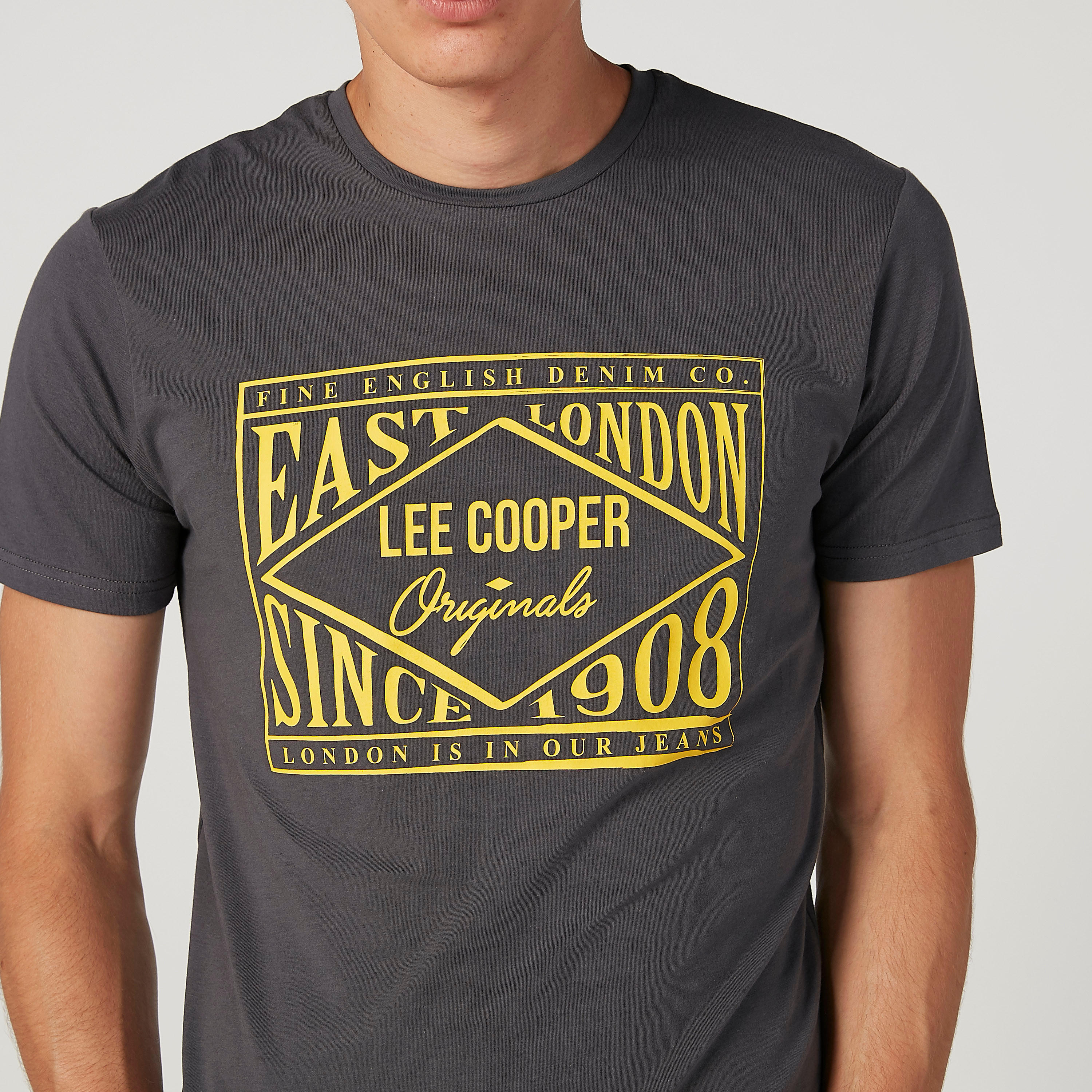 تيشيرت بأكمام قصيرة وطبعات جرافيكيّة من لي كوبر-men-clothing-tshirtsandpolos-tshirts-image-2