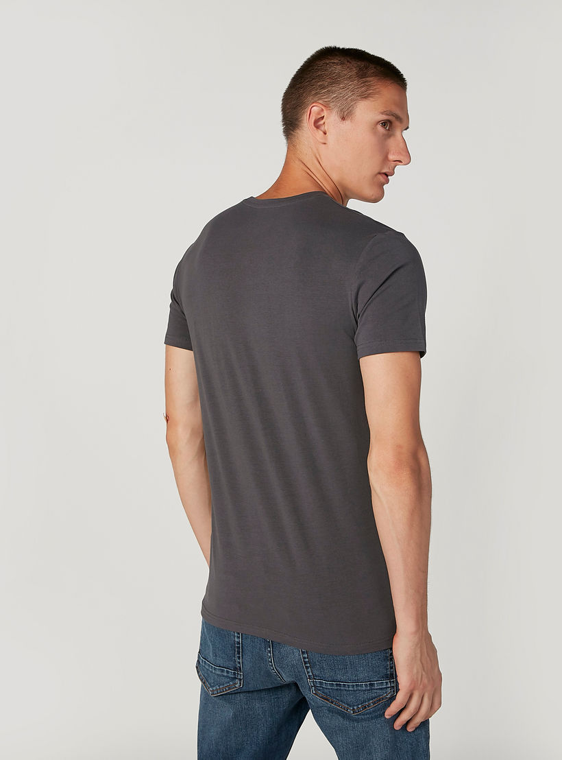 تيشيرت بأكمام قصيرة وطبعات جرافيكيّة من لي كوبر-men-clothing-tshirtsandpolos-tshirts-image-1
