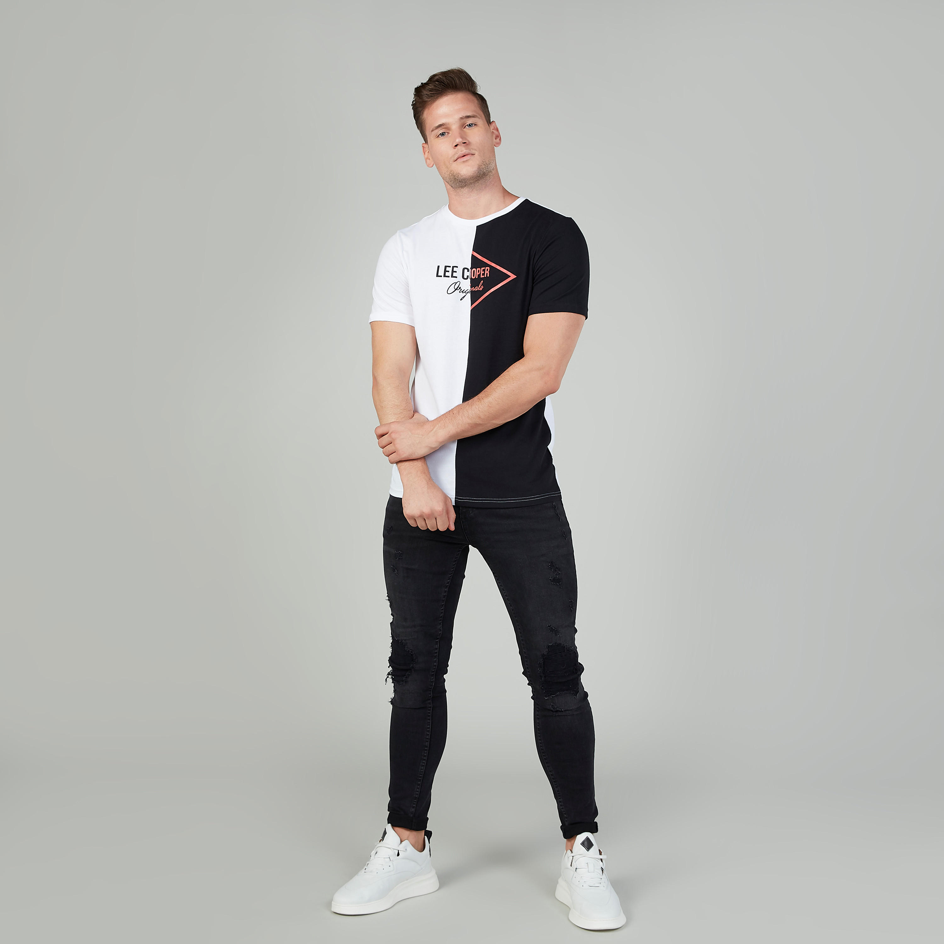 تيشيرت مستدام بياقة ضيّقة وأكمام قصيرة وطبعات من لي كوبر-men-clothing-tshirtsandpolos-tshirts-image-2